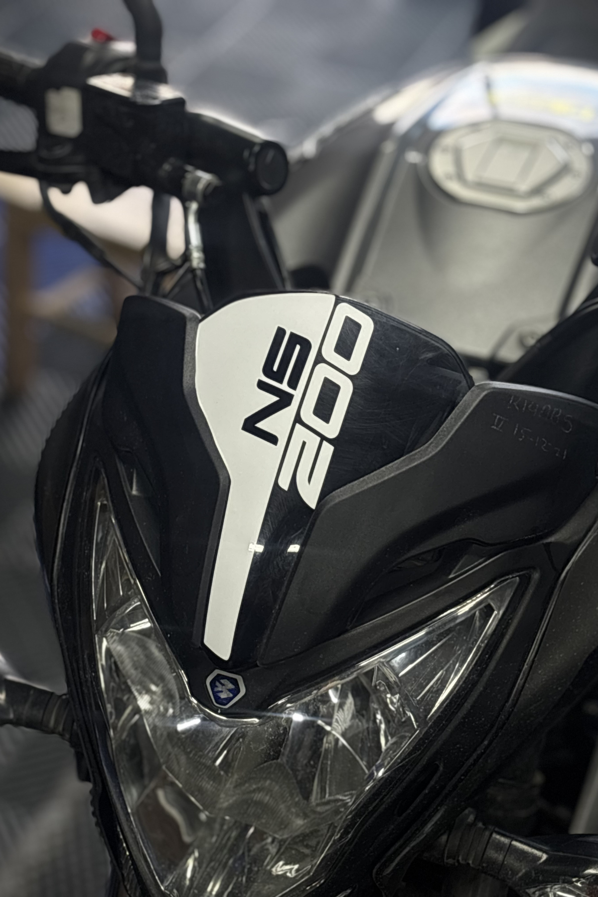 Bajaj Pulsar NS200 için Beyaz Renk Kafa Detay Sticker Seti