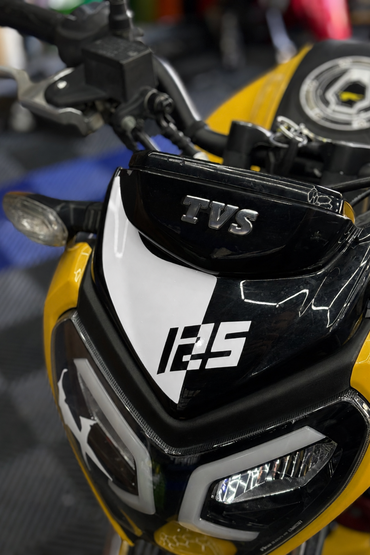 TVS Raider Kafa Detay Sticker Eğik 125 Yazılı