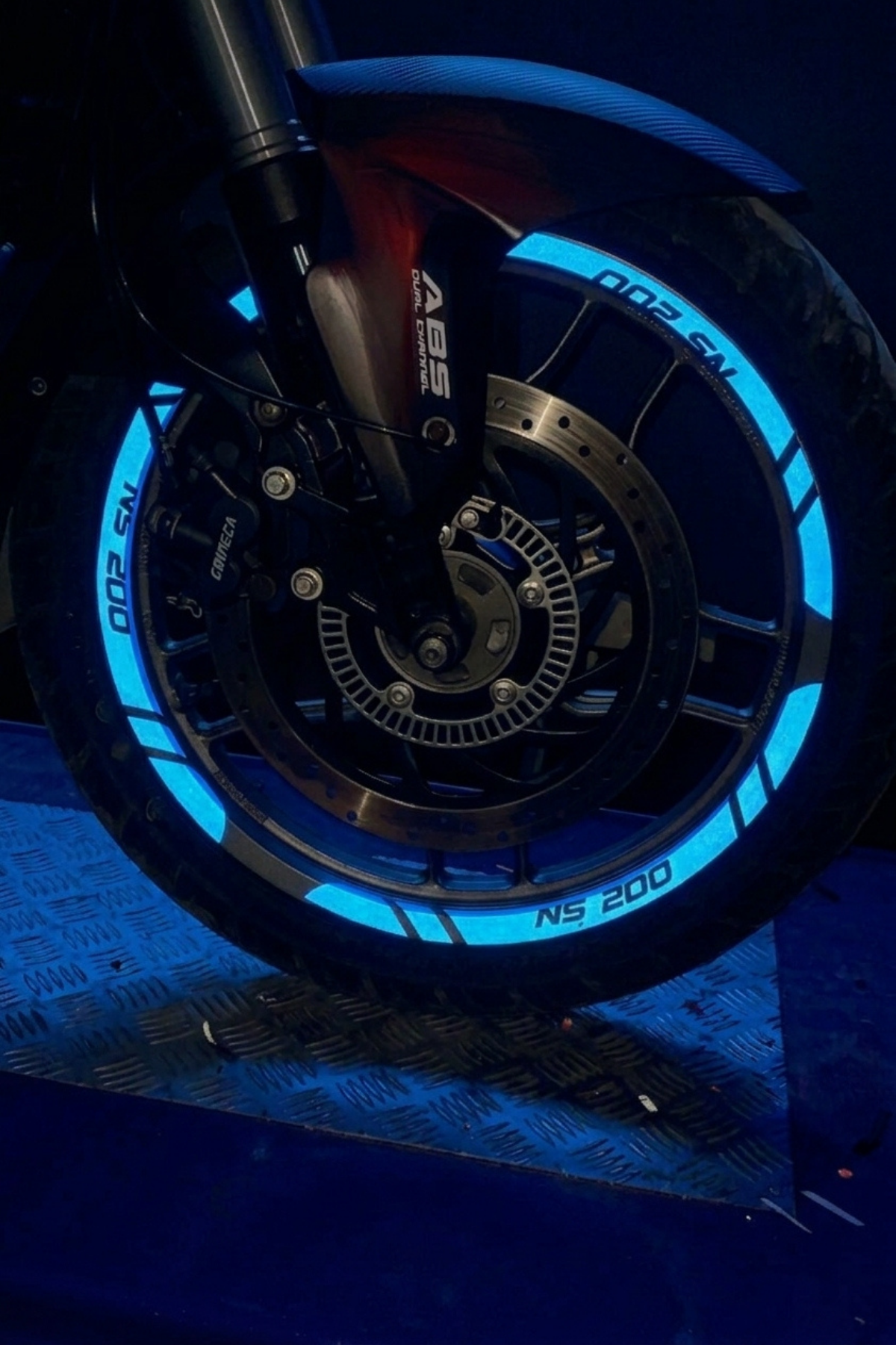 Bajaj Pulsar NS200 için Reflektörlü 12 Parça Sticker Jant Şeridi
