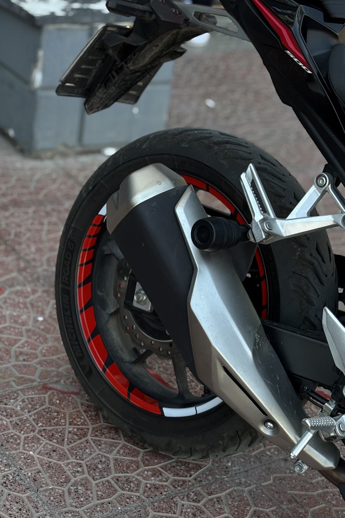 Honda Hornet Grubu için Reflektörlü Kırmızı Beyaz Jant Şeridi Sticker Seti
