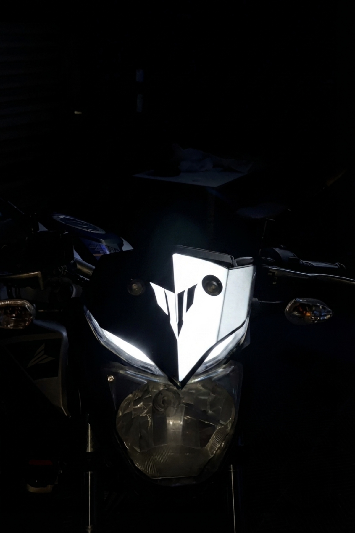 Yamaha MT-25 için MT Logolu Kafa Detay Reflektörlü  Sticker