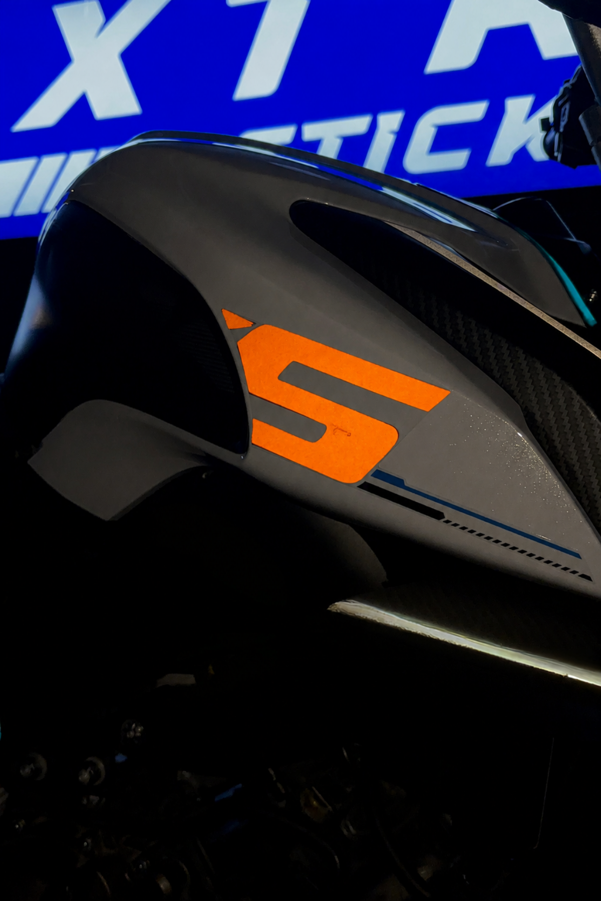 SRK 125-S için S ve R Harfleri Sticker