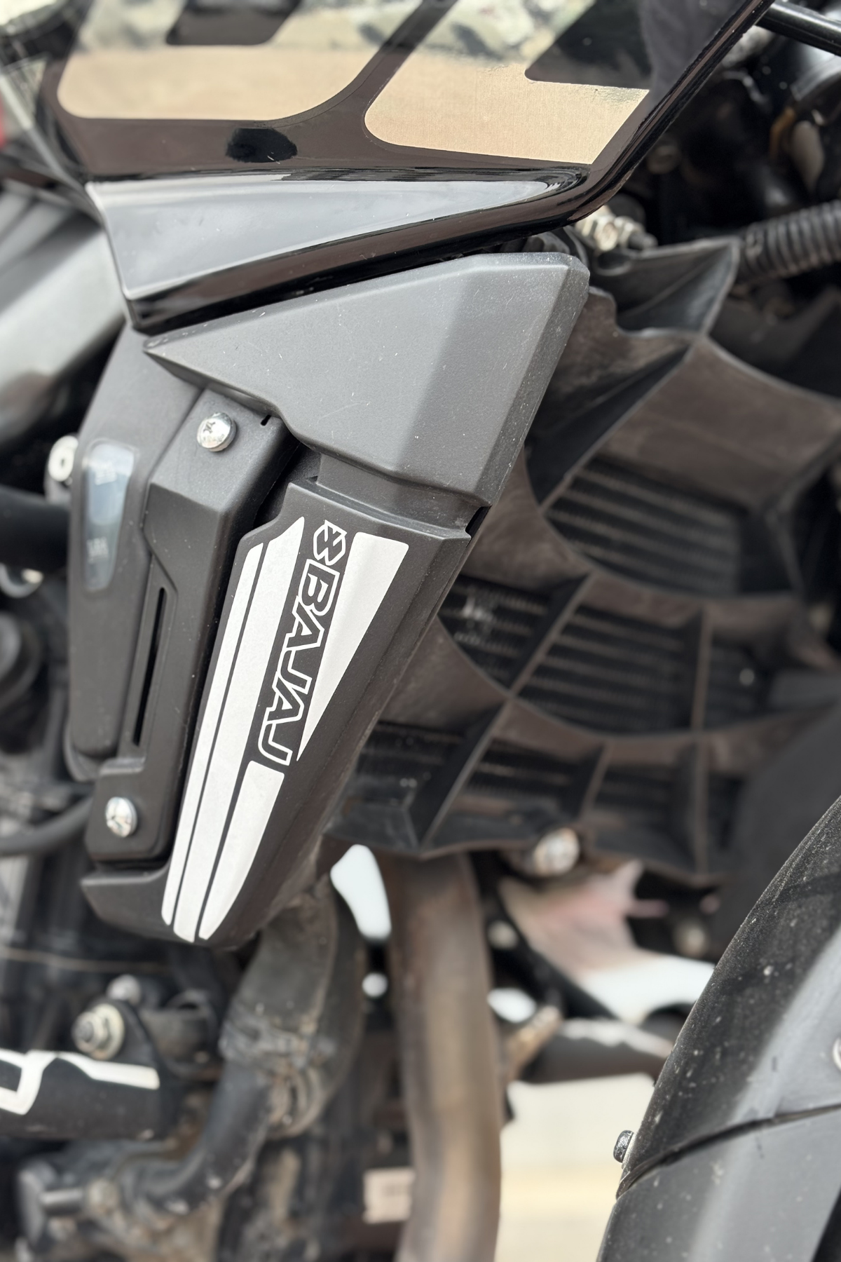 Bajaj Pulsar NS200 için Bajaj Yazılı Yan Radyatör Kapakları için Sticker Etiket (Sağ ve Sol)