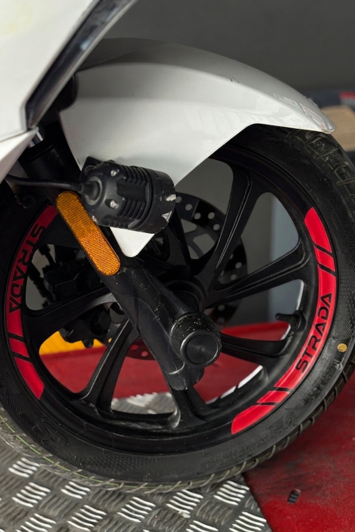 Mondial Strada 125 Scooter için 8 Parça Yazılı Jant Şeridi Sticker Seti