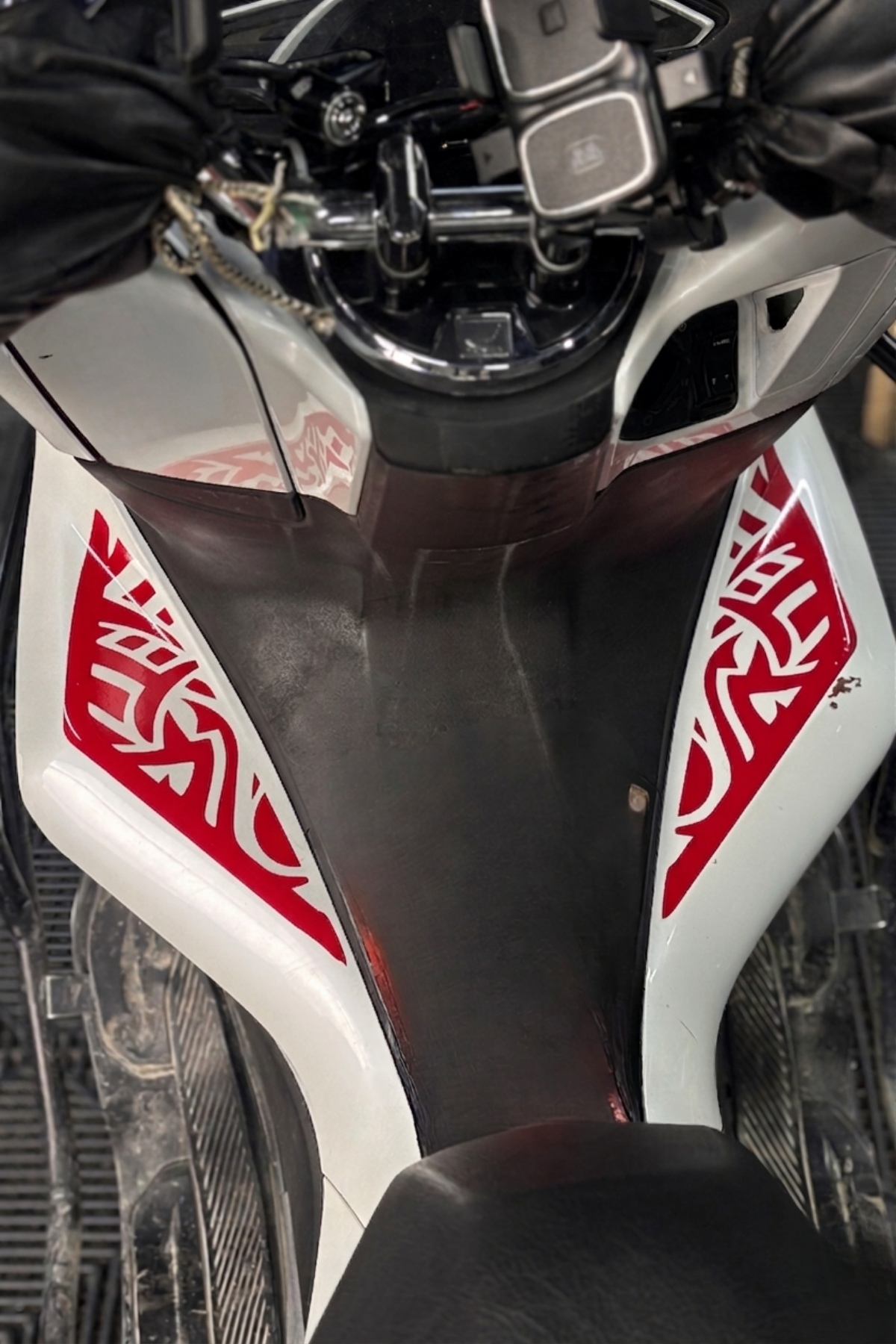 HONDA PCX için Depo Yanlarına Uygun Tribal Desen Sticker Seti (Sağ ve Sol)