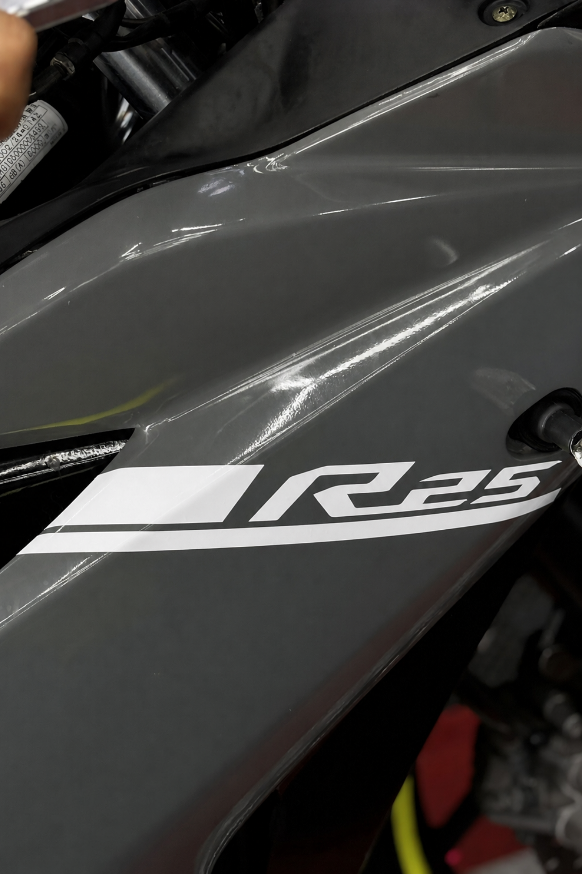 Yamaha R25 için Orijinal Çizikli Sticker (2014-2018)