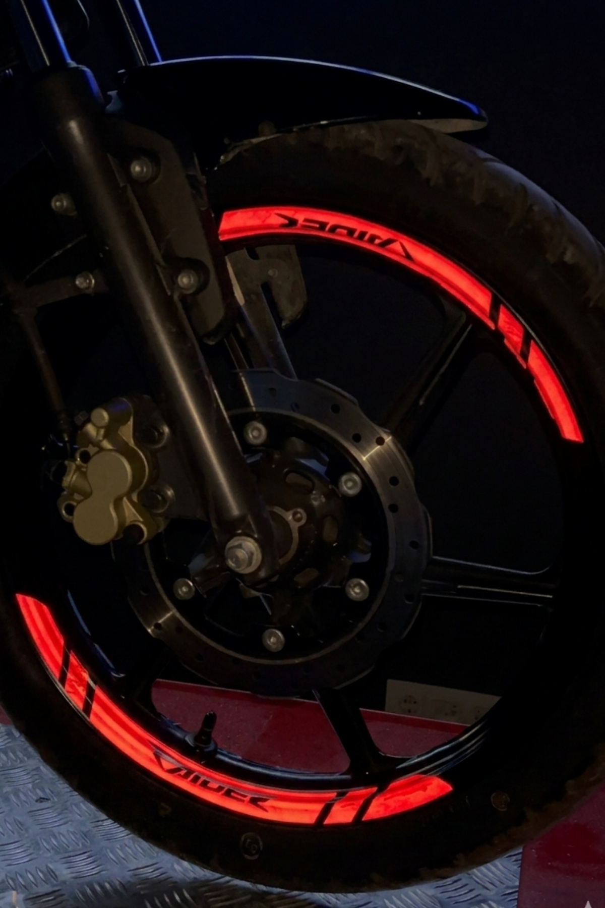 TVS Raider 125 için Reflektörlü Jant Şeridi 8 Parça Sticker Seti