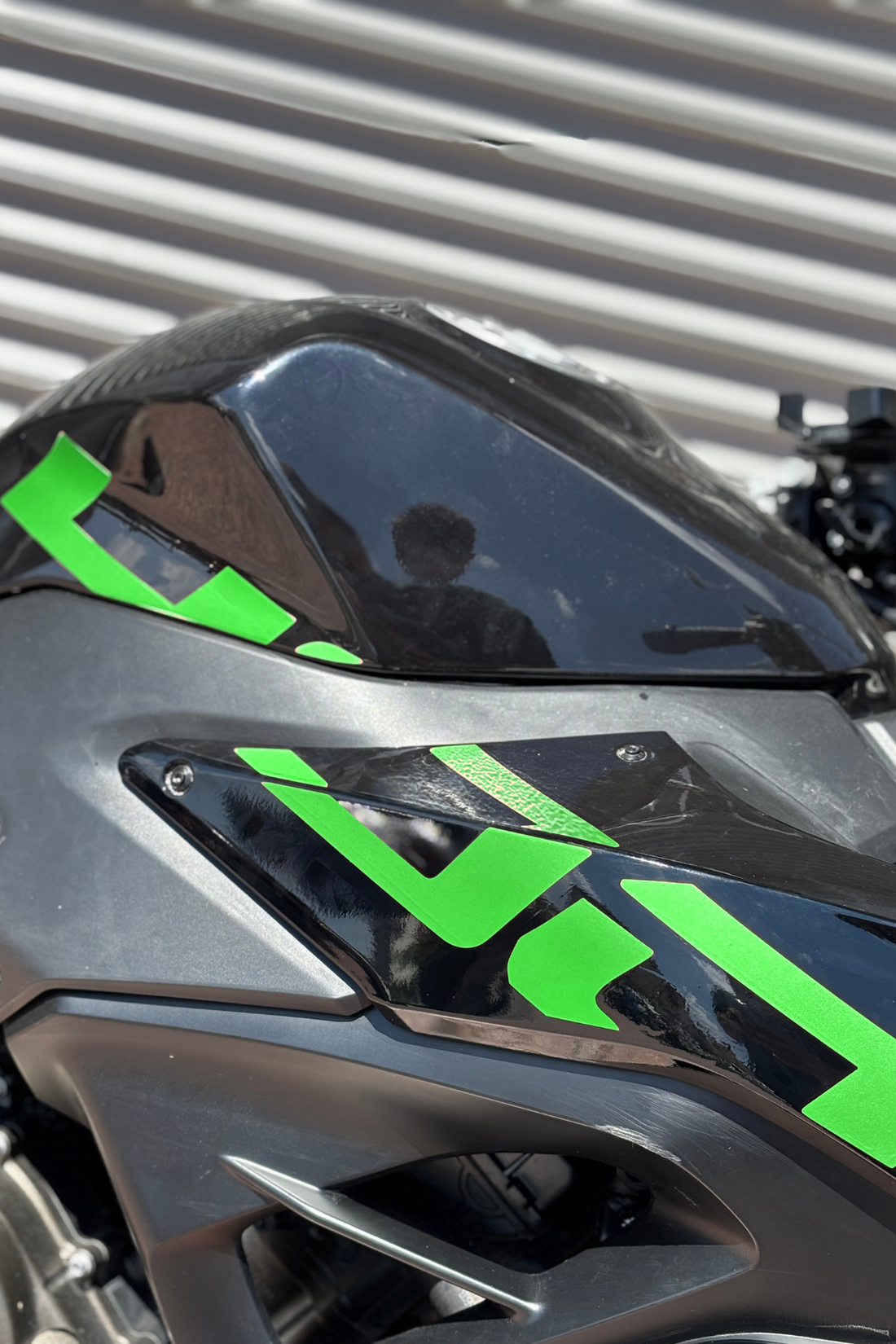 QJMOTOR-RKS SRK400 için Orijinal 400 Yazısı Sticker Seti (SAĞ VE SOL)