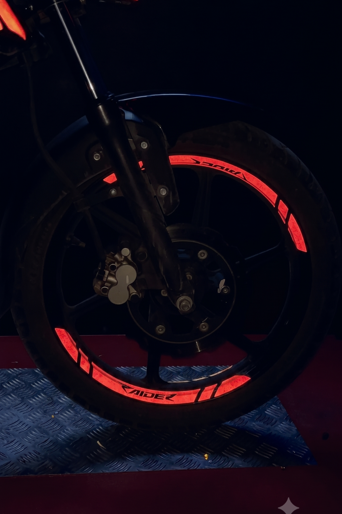 TVS Raider için Reflektörlü 8'Li Raider Yazılı Jant Şeridi (8 Parça)