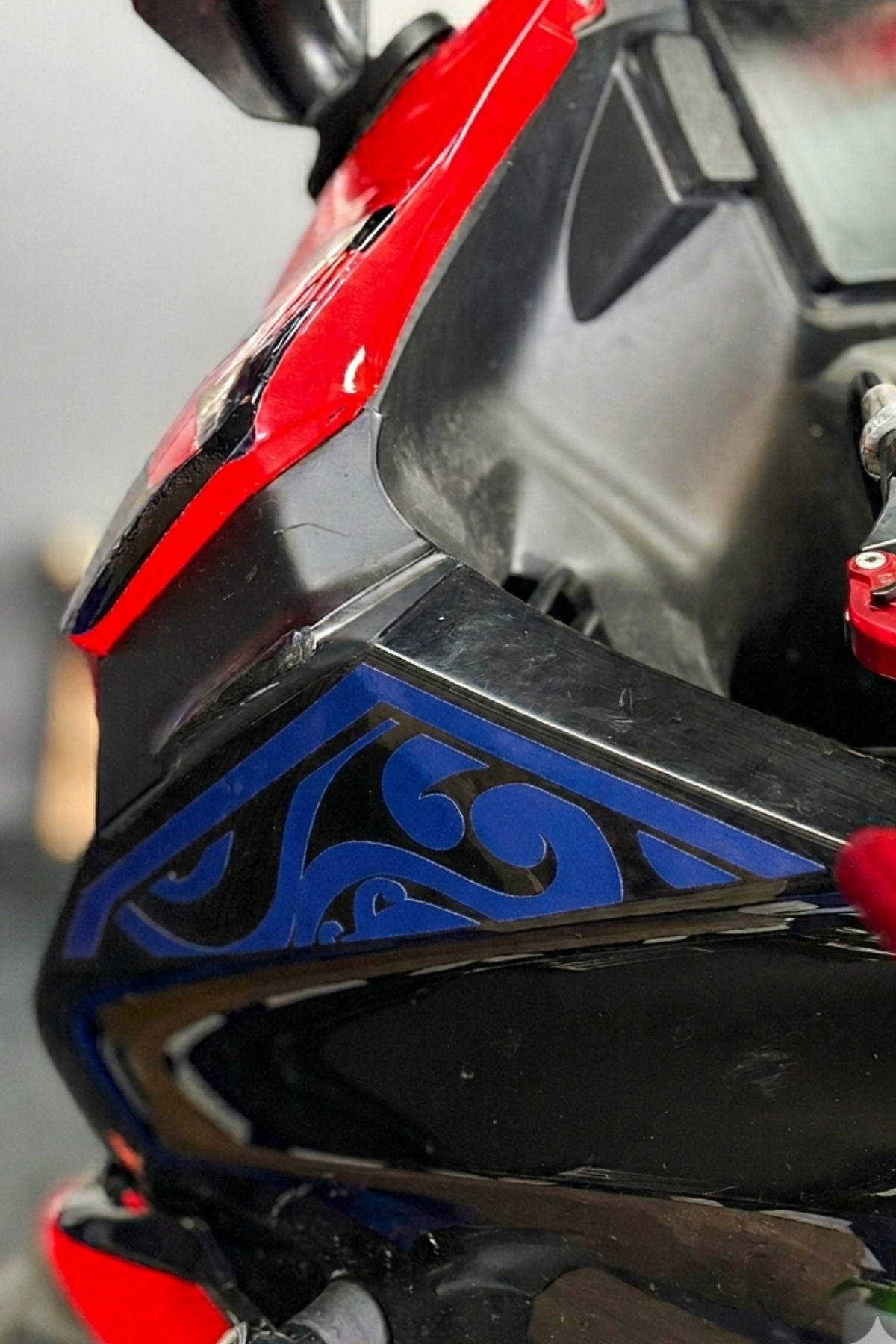 RKS SRK125R için Yan üçgen Uyumlu Tribal Desen Sticker Seti (Sağ ve Sol)