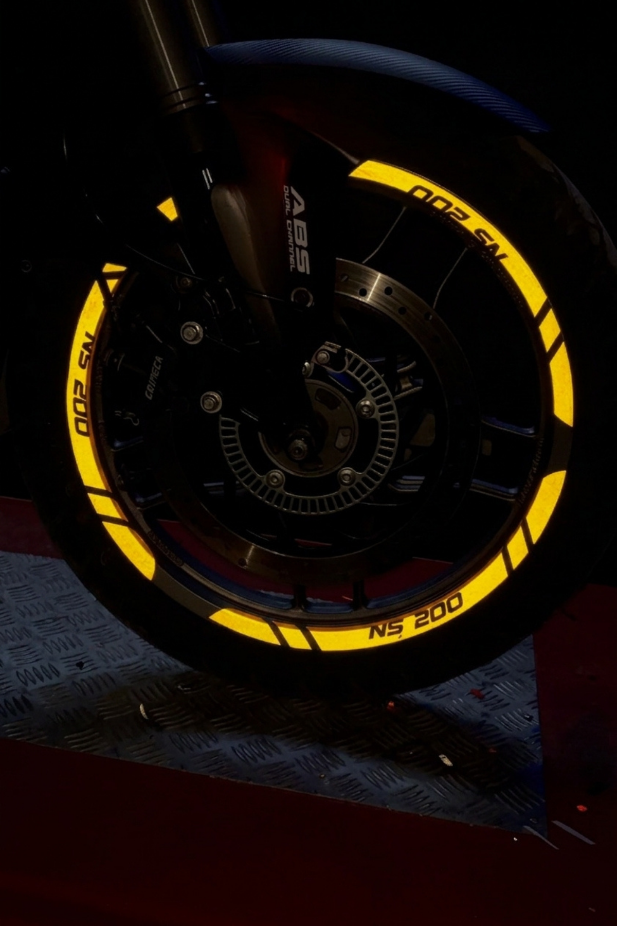 Bajaj Pulsar NS200 için Reflektörlü 12 Parça Sticker Jant Şeridi