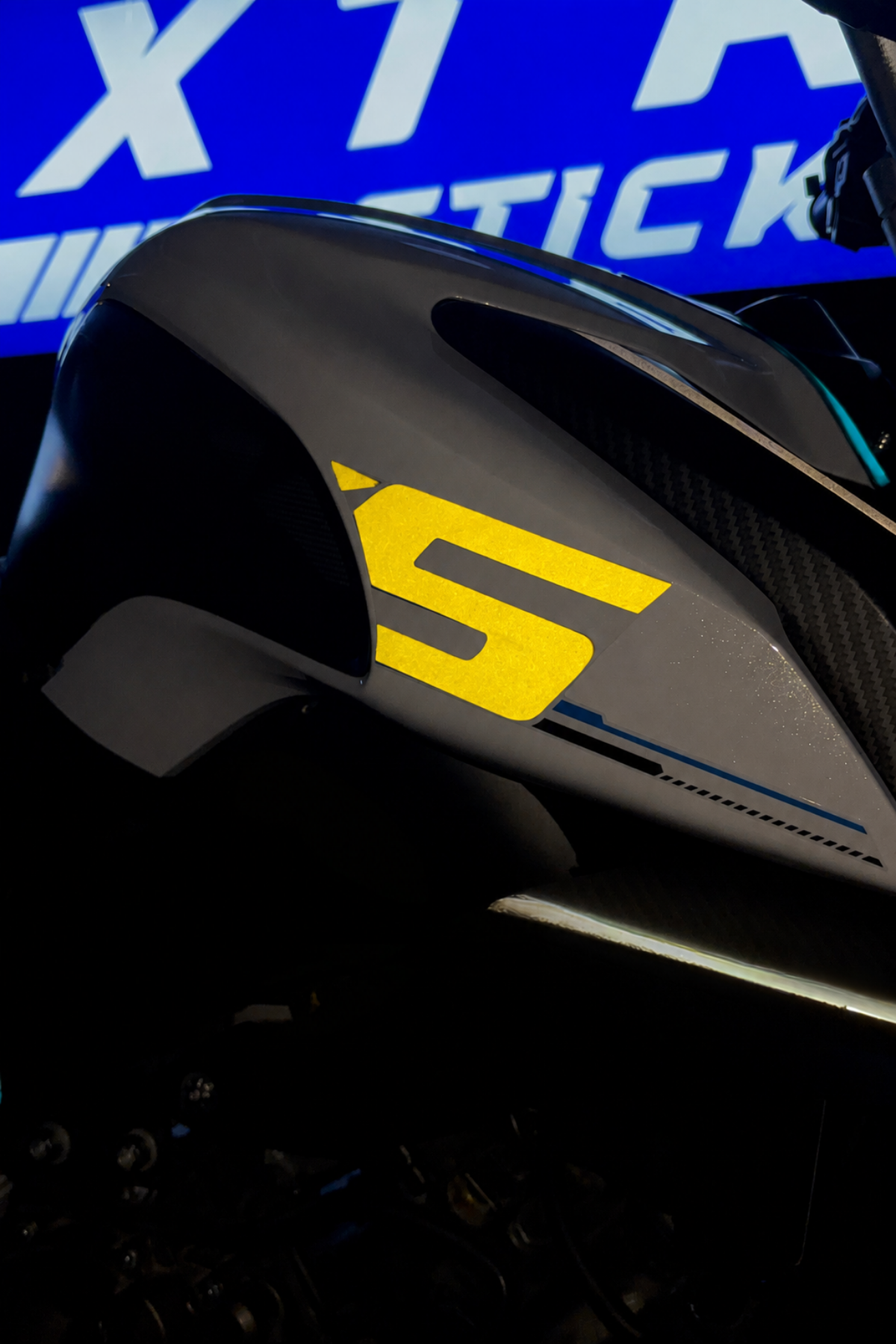 SRK 125-S için S ve R Harfleri Sticker