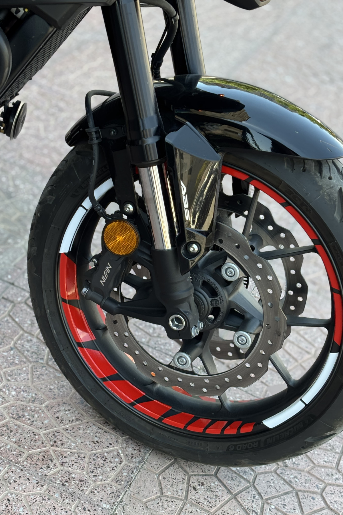 Honda Hornet Grubu için Reflektörlü Kırmızı Beyaz Jant Şeridi Sticker Seti