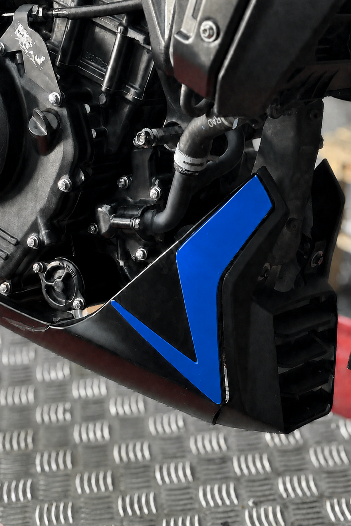 Bajaj Dominar 250-400 için Alt Sakal Detay Sticker Orijinal Kalıp