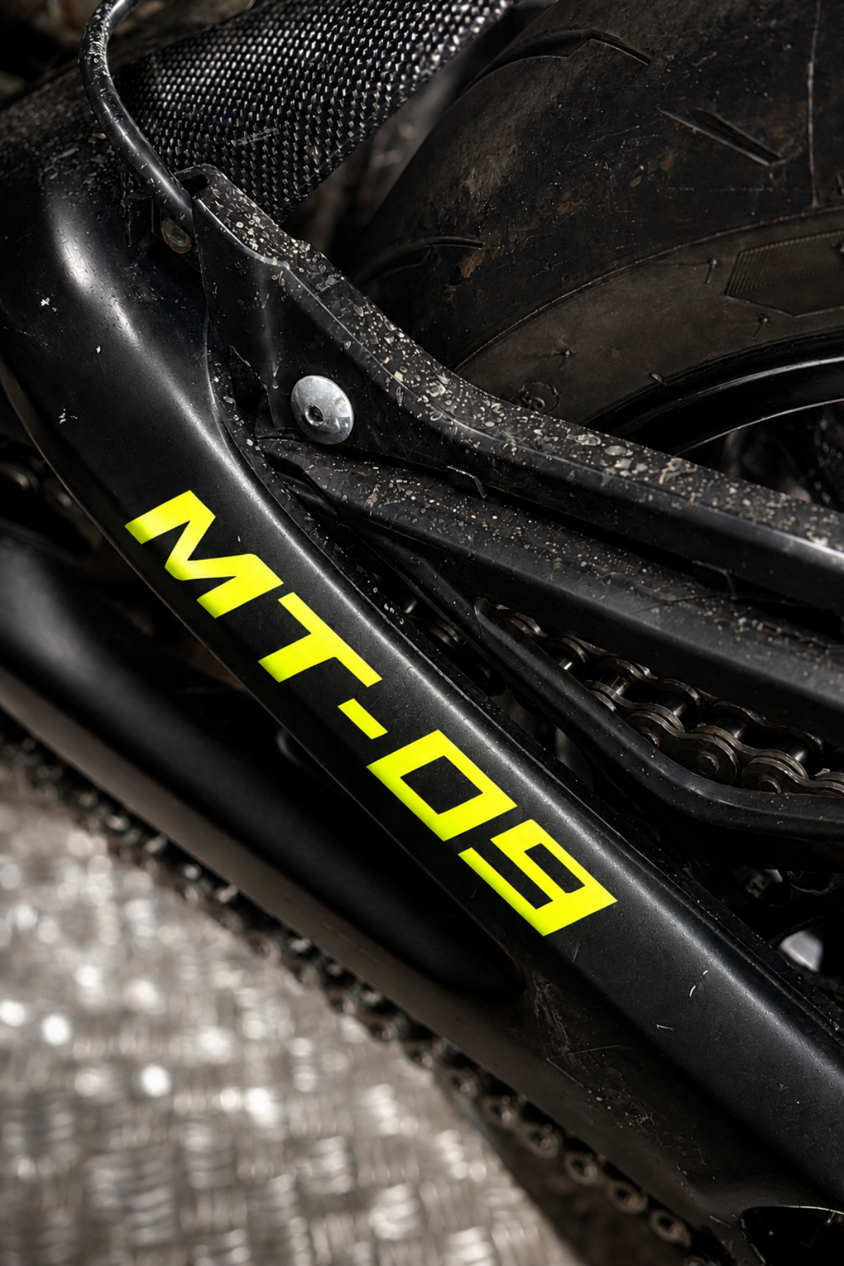 Yamaha MT-09 için MT-09 Yazı Sticker Etiket (15CM)