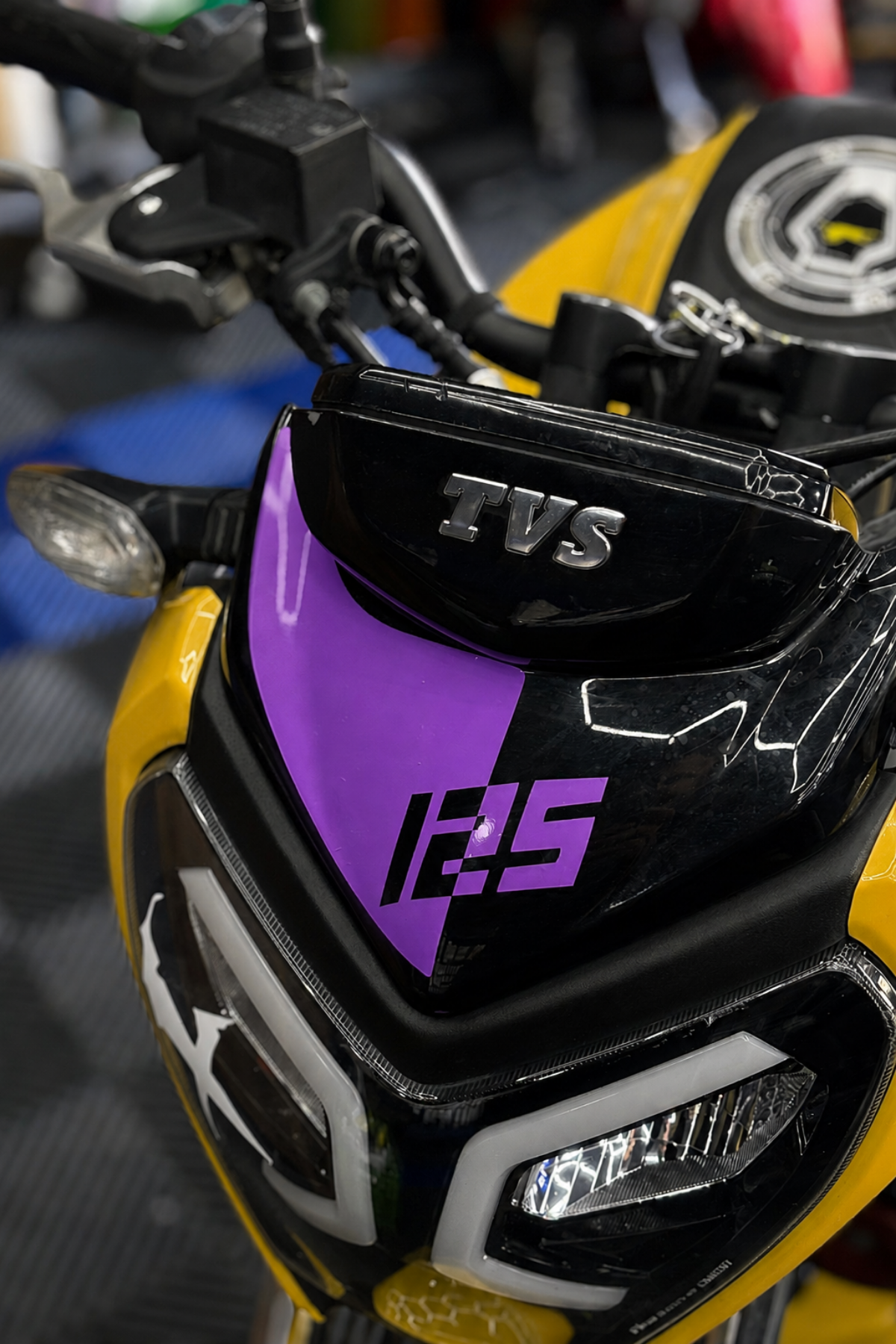 TVS Raider Kafa Detay Sticker Eğik 125 Yazılı