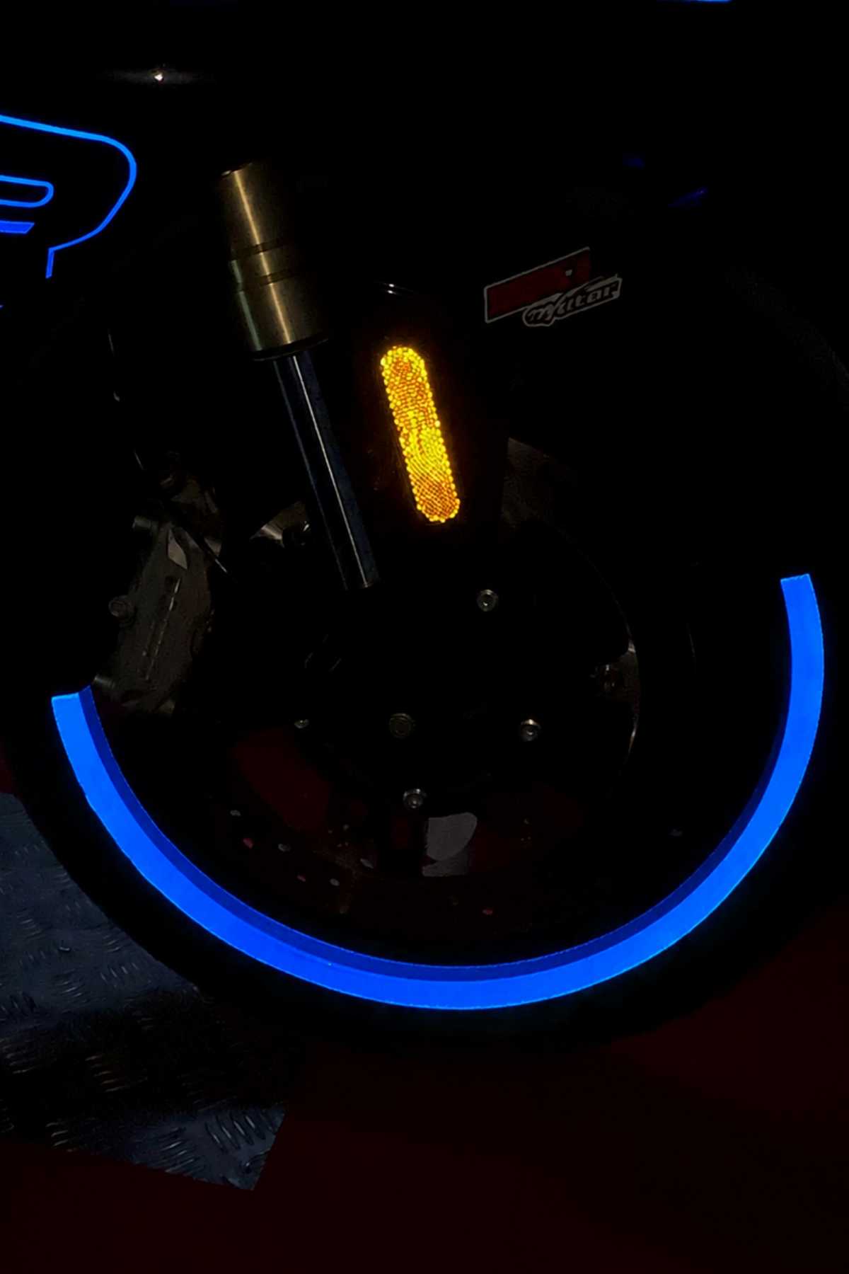 Motosiklet için 17 Inch Jantlara Uyumlu Reflektörlü Mavi Yarım Jant Şeridi (4 Parça)