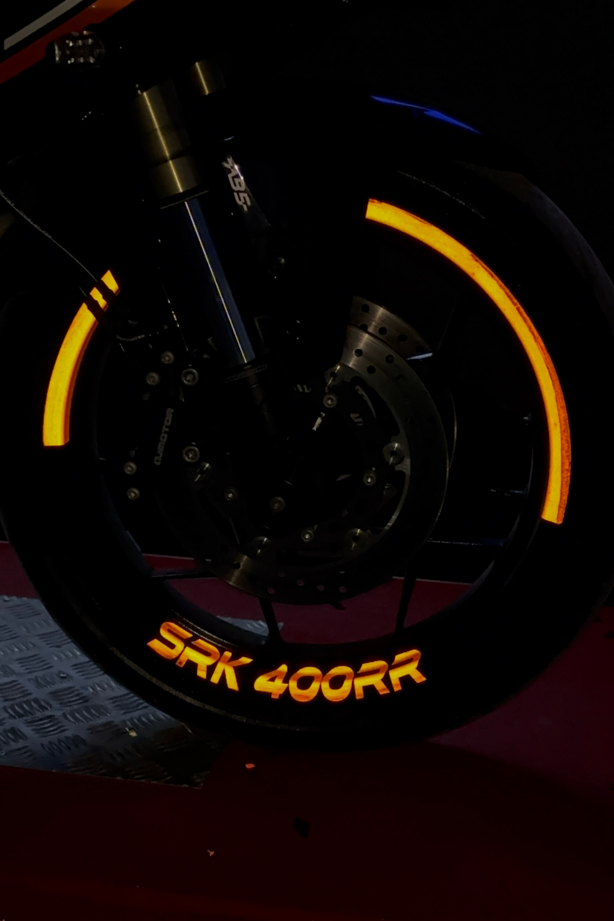 RKS ve QJ Motor SRK 400 için Reflektörlü  Yarım Jant Şeridi + SRK 400RR Yazısı