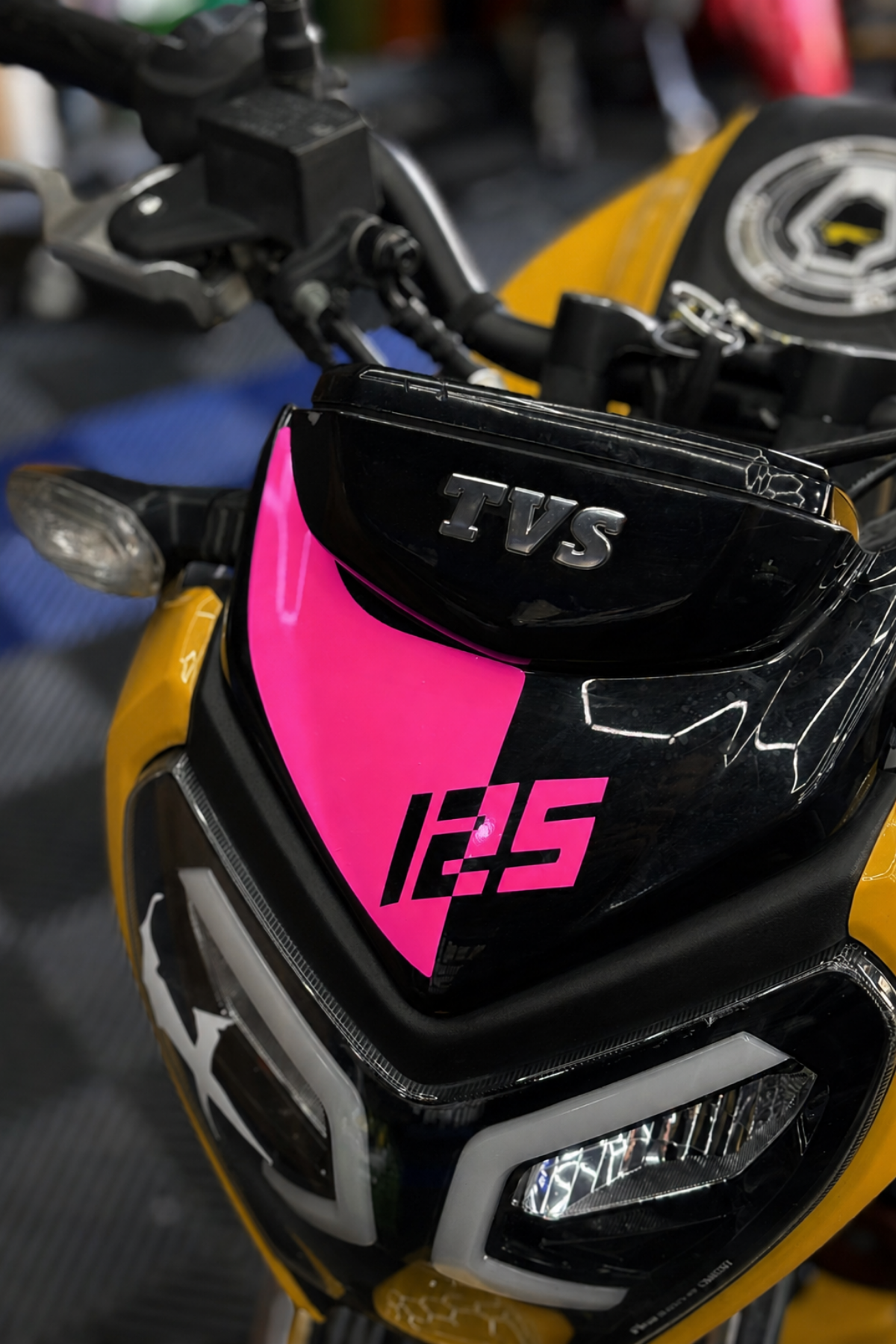TVS Raider Kafa Detay Sticker Eğik 125 Yazılı