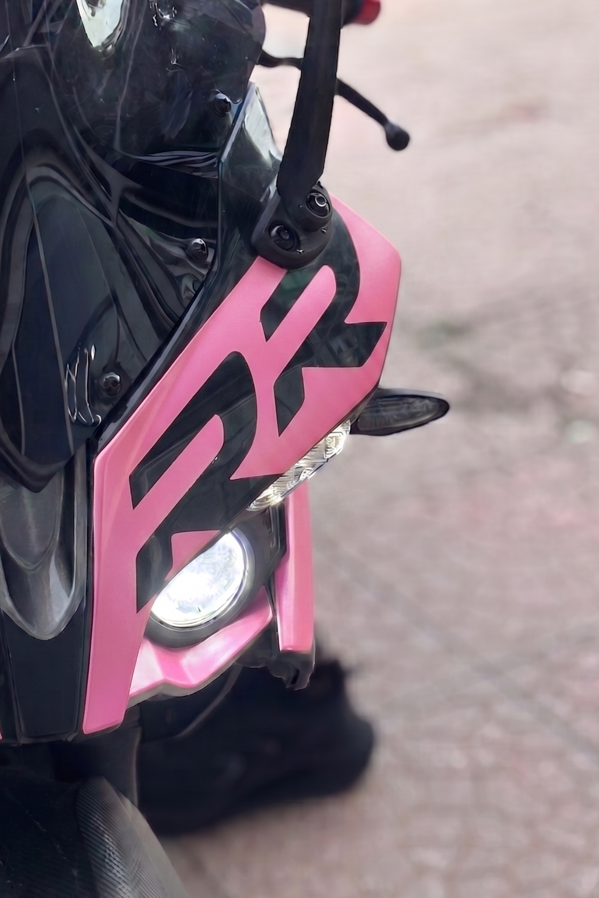 Bajaj Pulsar RS 200 için RR Yazılı Kafa Detay Sticker