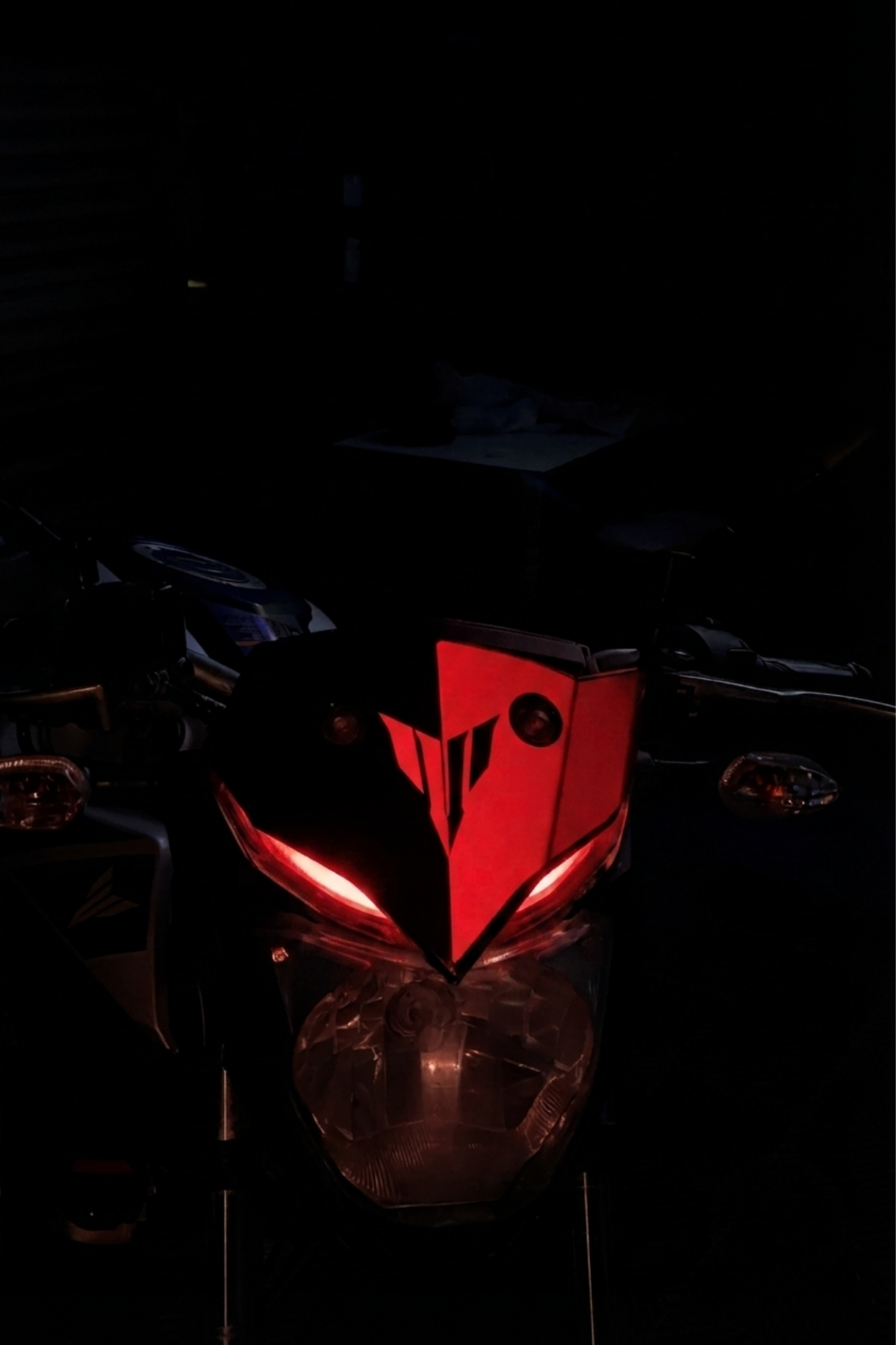 Yamaha MT-25 için MT Logolu Kafa Detay Reflektörlü  Sticker