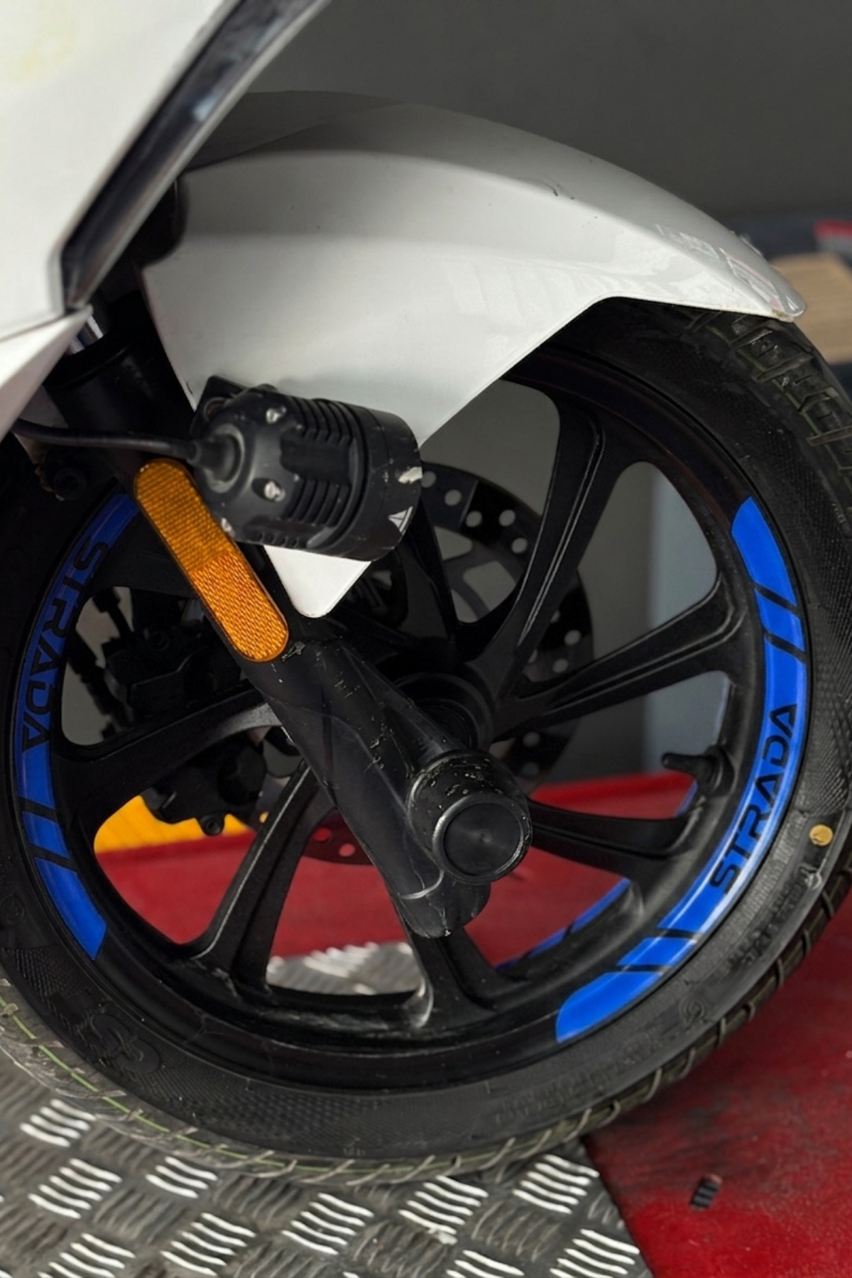 Mondial Strada 125 Scooter için 8 Parça Yazılı Jant Şeridi Sticker Seti