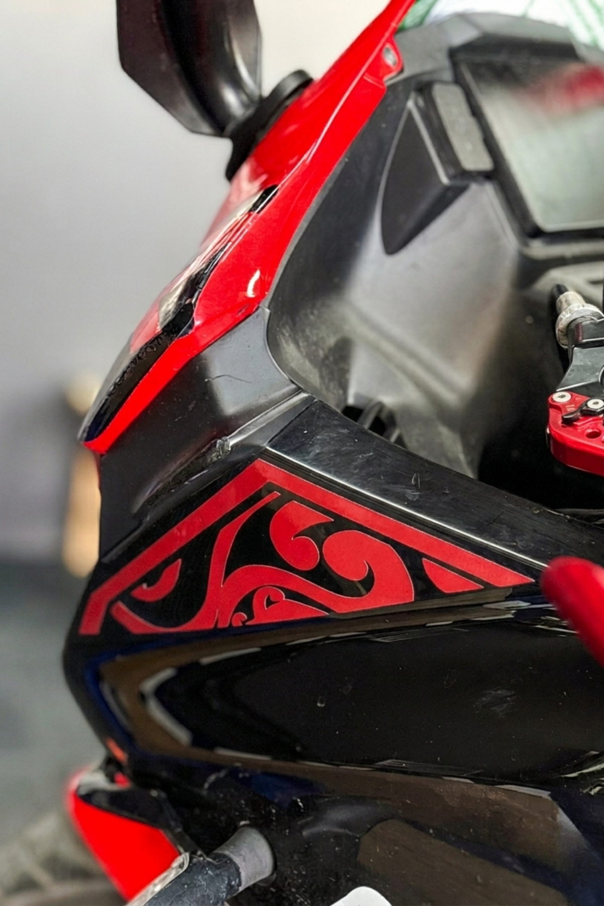 RKS SRK125R için Yan üçgen Uyumlu Tribal Desen Sticker Seti (Sağ ve Sol)