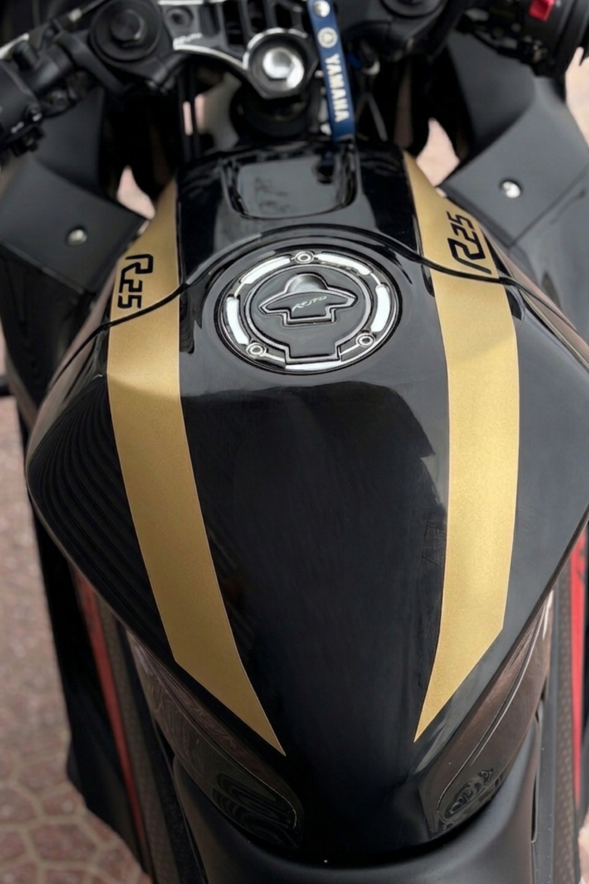 Yamaha R25 için Depo Kordon Sticker Seti (Sağ ve Sol)