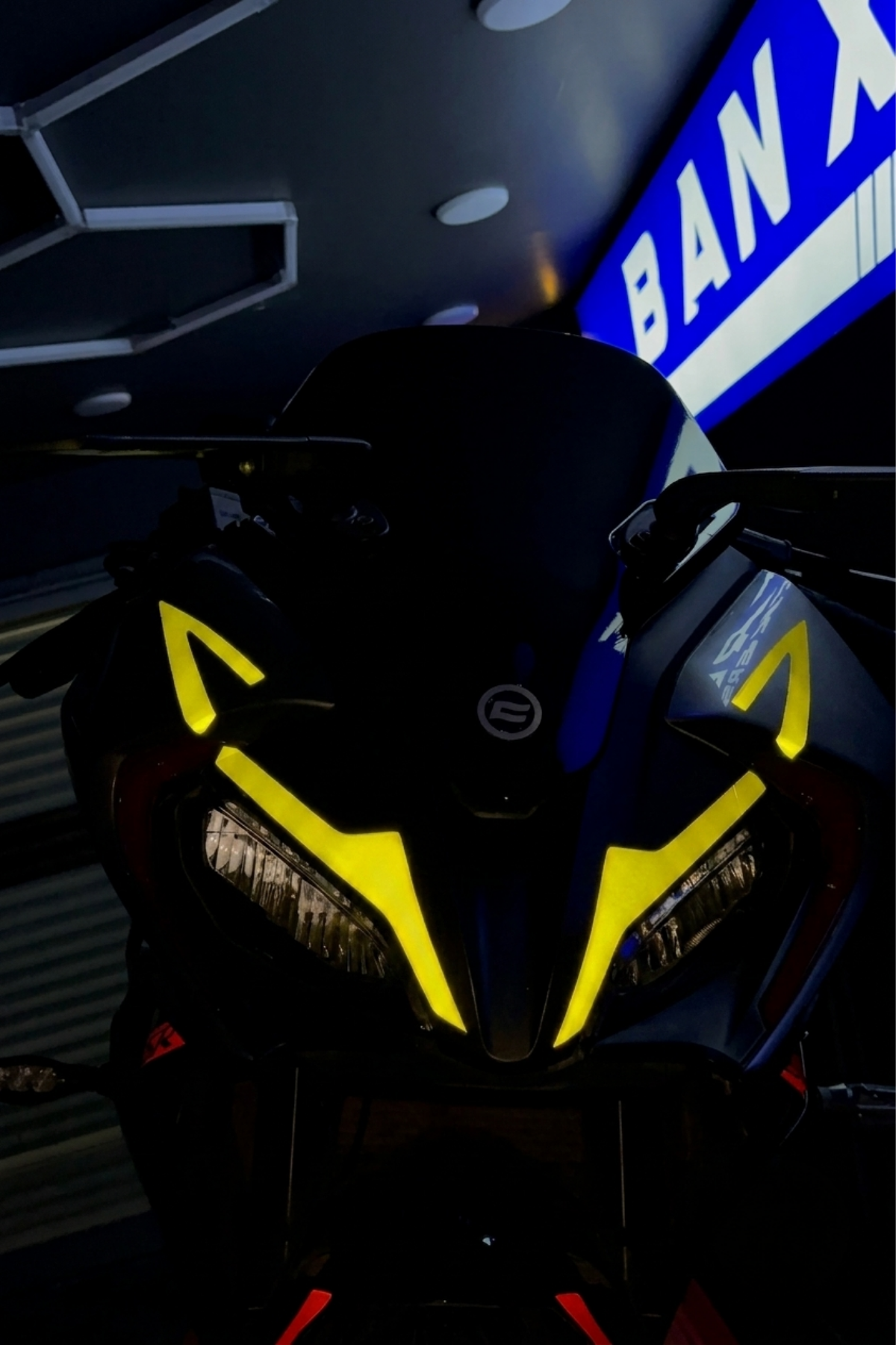 CFMOTO SR250 için Reflektörlü Far Kaşı Sticker Etiket