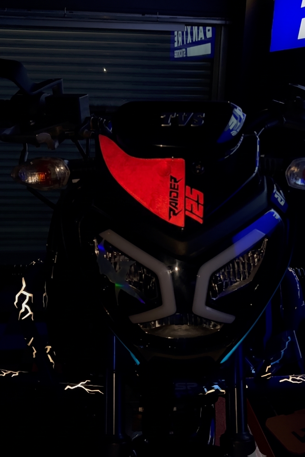 TVS Raider 125 için Reflektörlü Kafa Detay Sticker