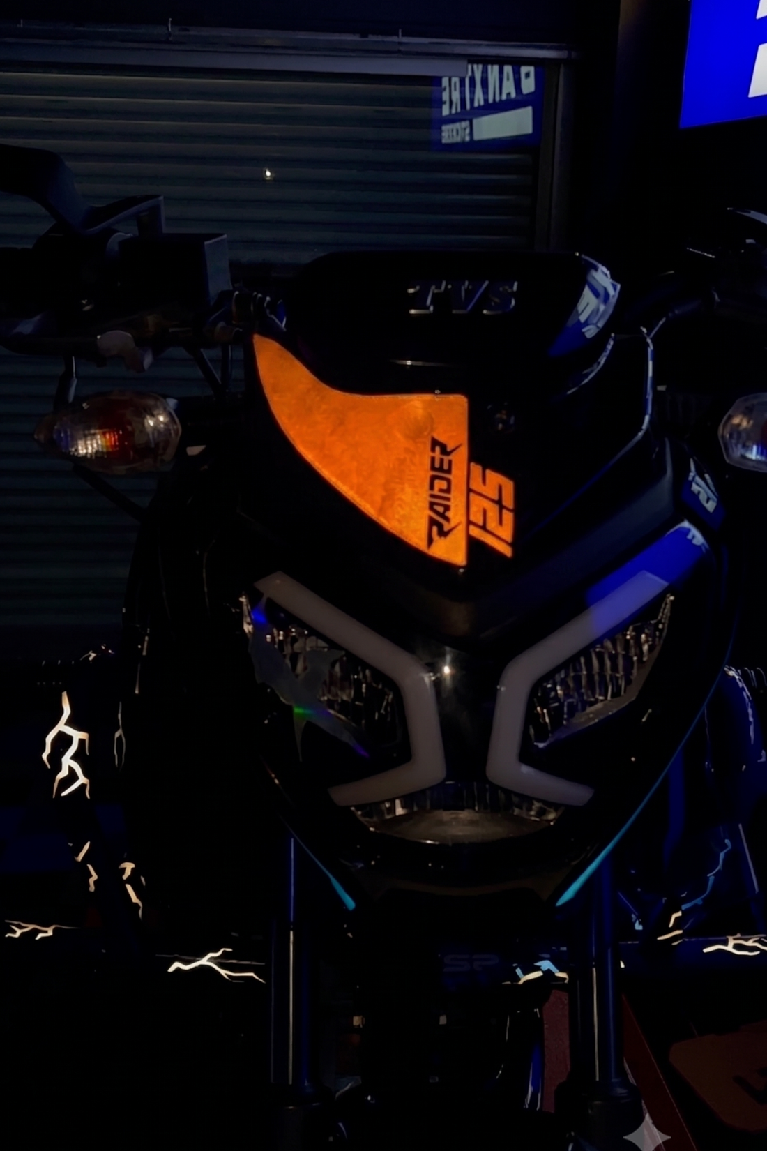 TVS Raider 125 için Reflektörlü Kafa Detay Sticker