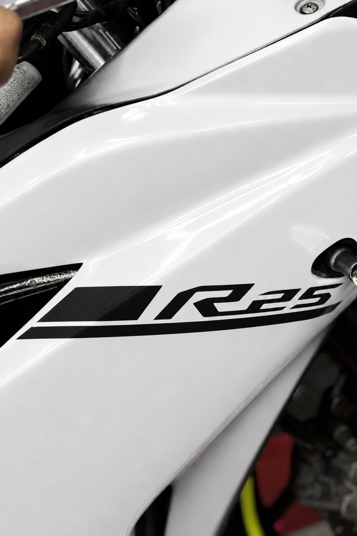 Yamaha R25 için Orijinal Çizikli Sticker (2014-2018)