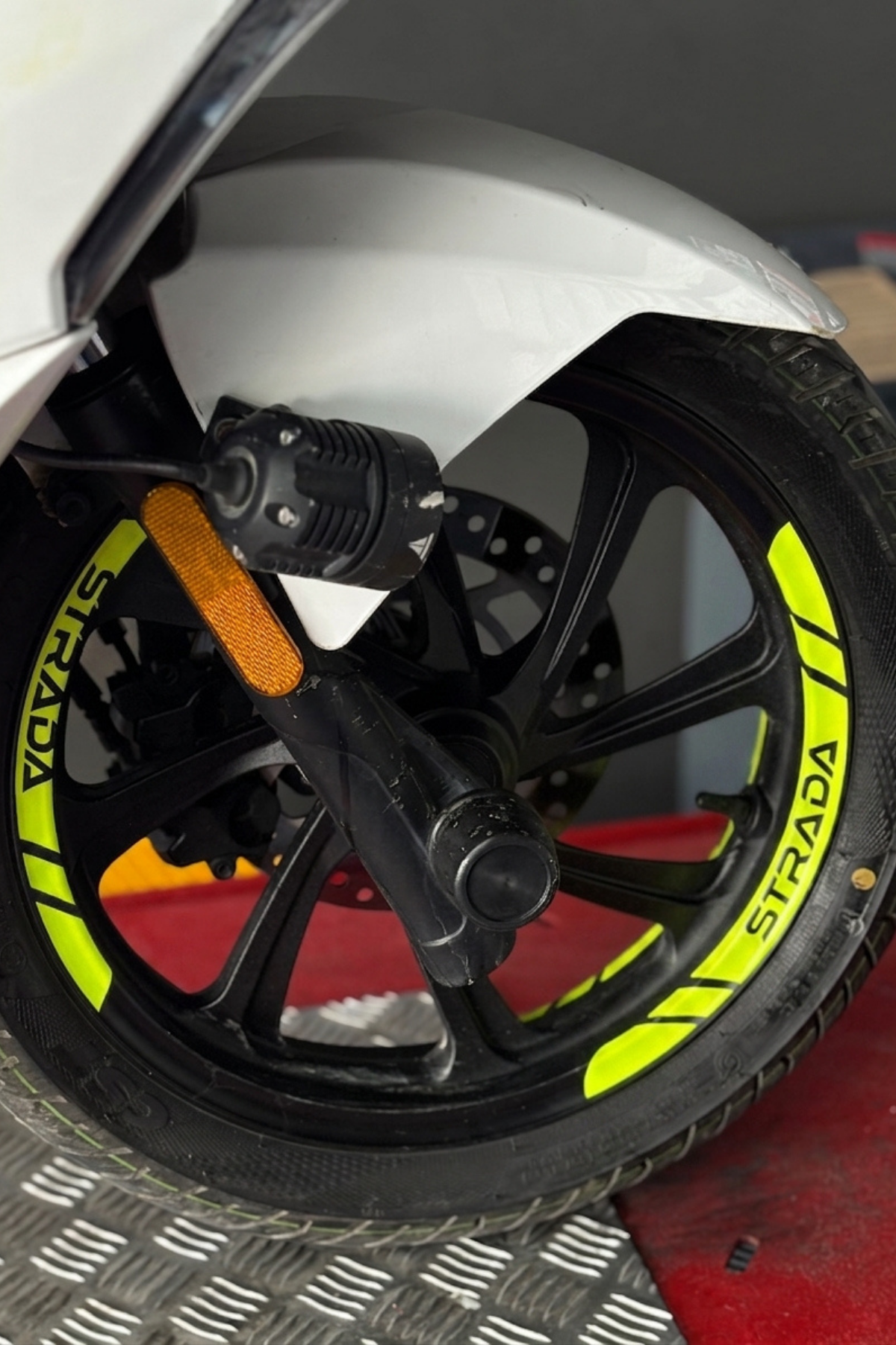 Mondial Strada 125 Scooter için 8 Parça Yazılı Jant Şeridi Sticker Seti