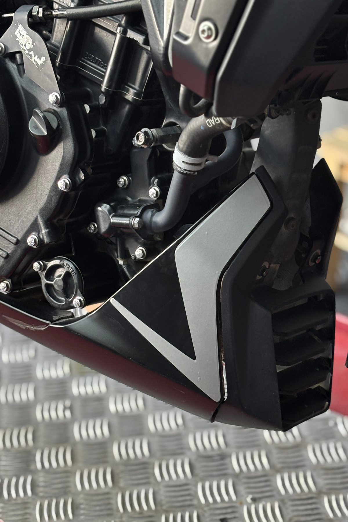Bajaj Dominar 250-400 için Alt Sakal Detay Sticker Orijinal Kalıp