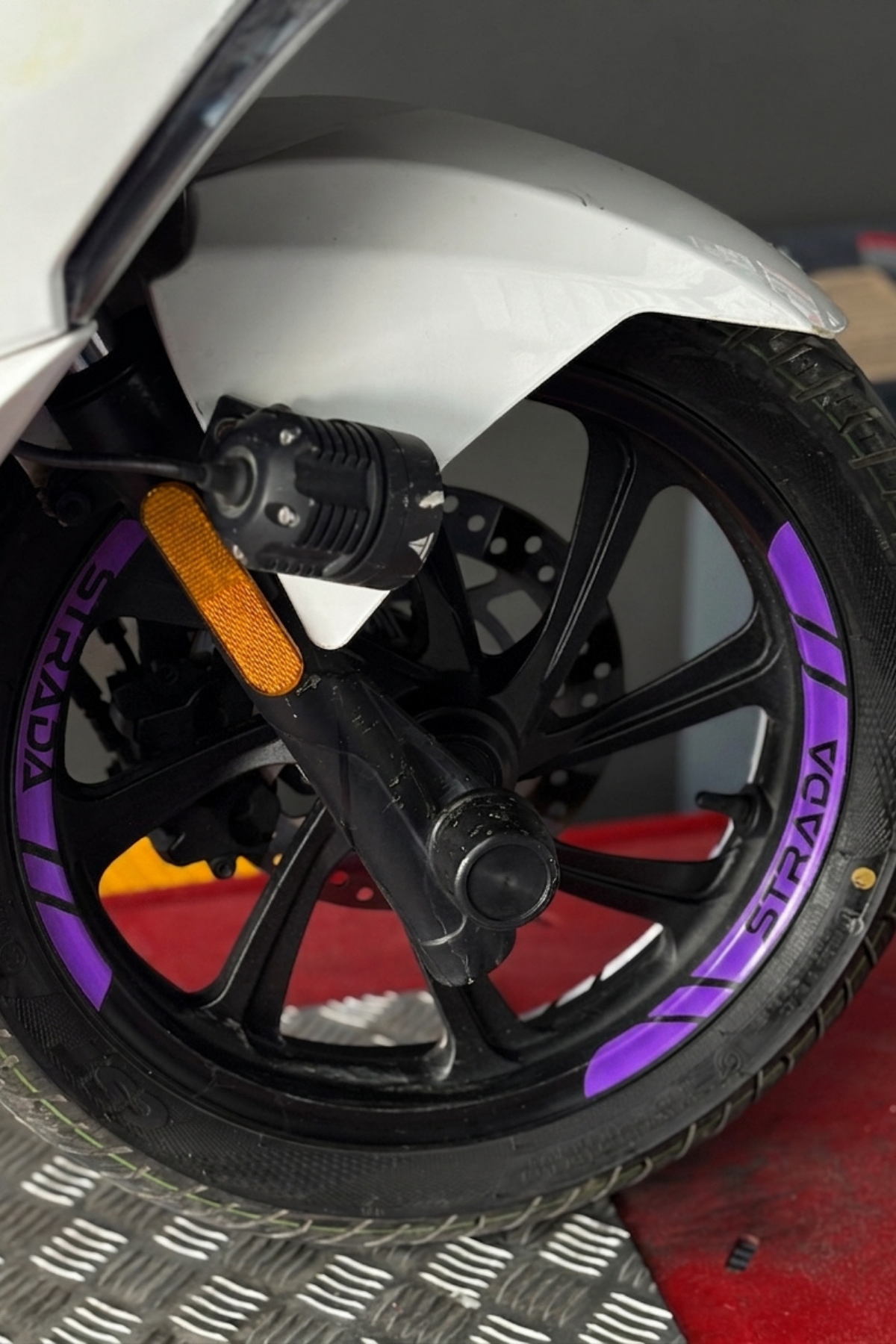 Mondial Strada 125 Scooter için 8 Parça Yazılı Jant Şeridi Sticker Seti