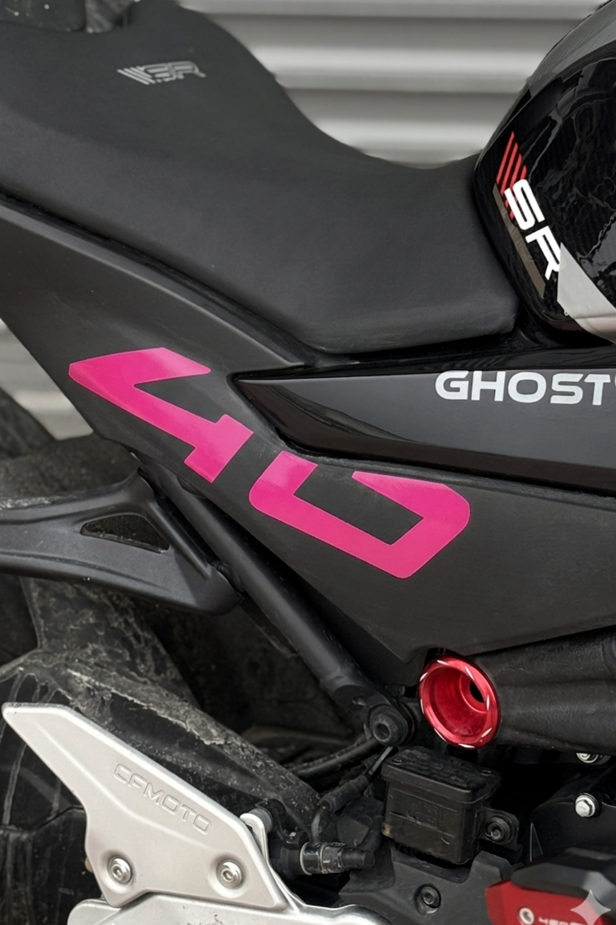 CFMOTO 450SR için Beyaz Renk 40 Yazıları Sticker Seti (Sağ ve Sol)