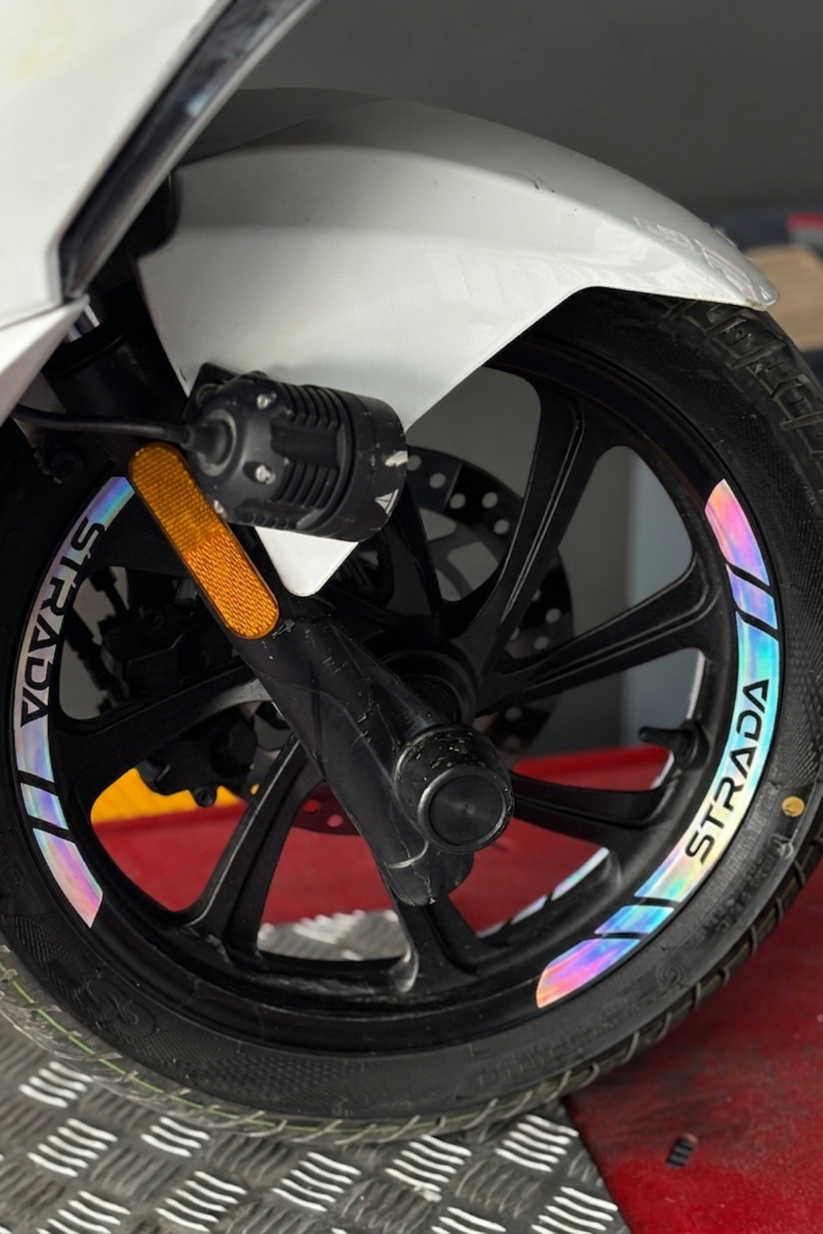 Mondial Strada 125 Scooter için 8 Parça Yazılı Jant Şeridi Sticker Seti