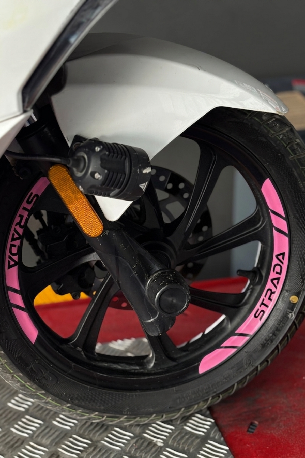 Mondial Strada 125 Scooter için 8 Parça Yazılı Jant Şeridi Sticker Seti