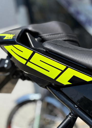 CFMOTO NK250 için Arka Sele için 250 Yazıları Neon Sarı (Sağ ve Sol)