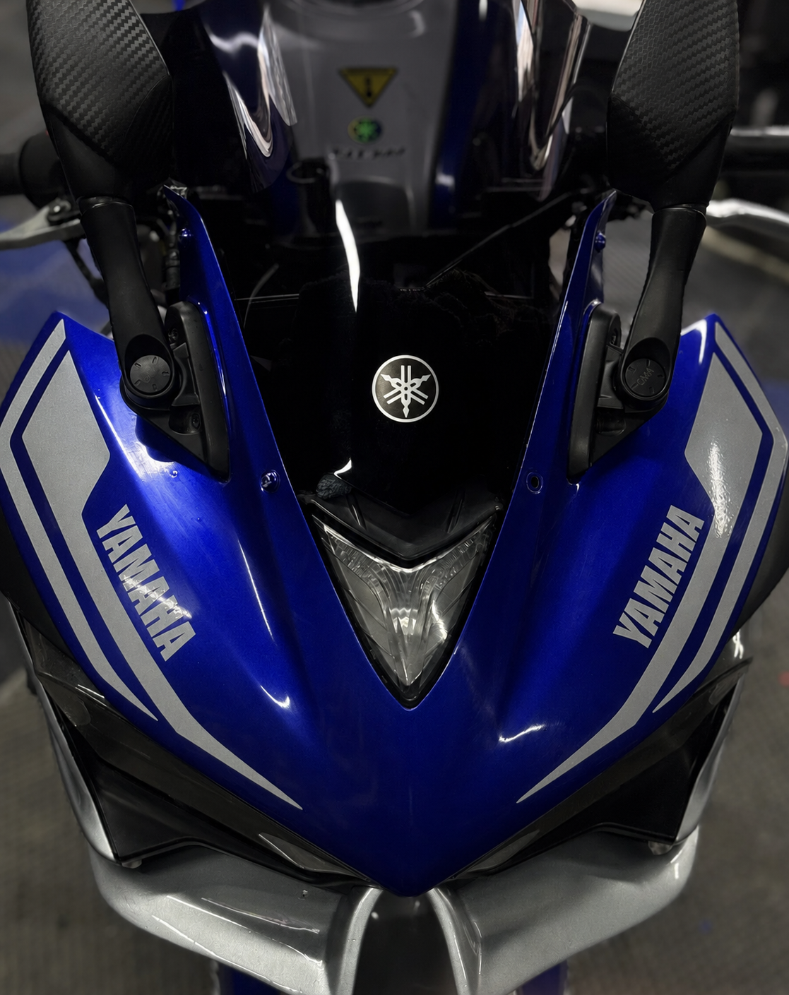 Yamaha R25 2014-2018 Yılları Uyumlu Kafa Detay Sticker Sağ ve Sol Gümüş Gri
