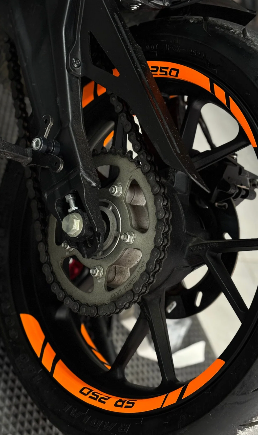 CFMOTO 250SR için Turuncu Renk Jant Şeridi Sticker Seti (8 Parça)