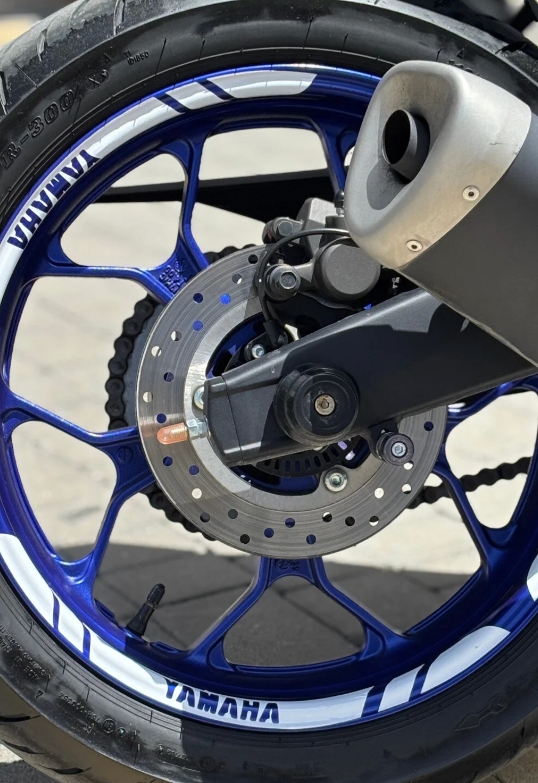 Yamaha Motosiklet Grubu için 12 Parça Jant Şeridi Sticker Seti Beyaz Renk