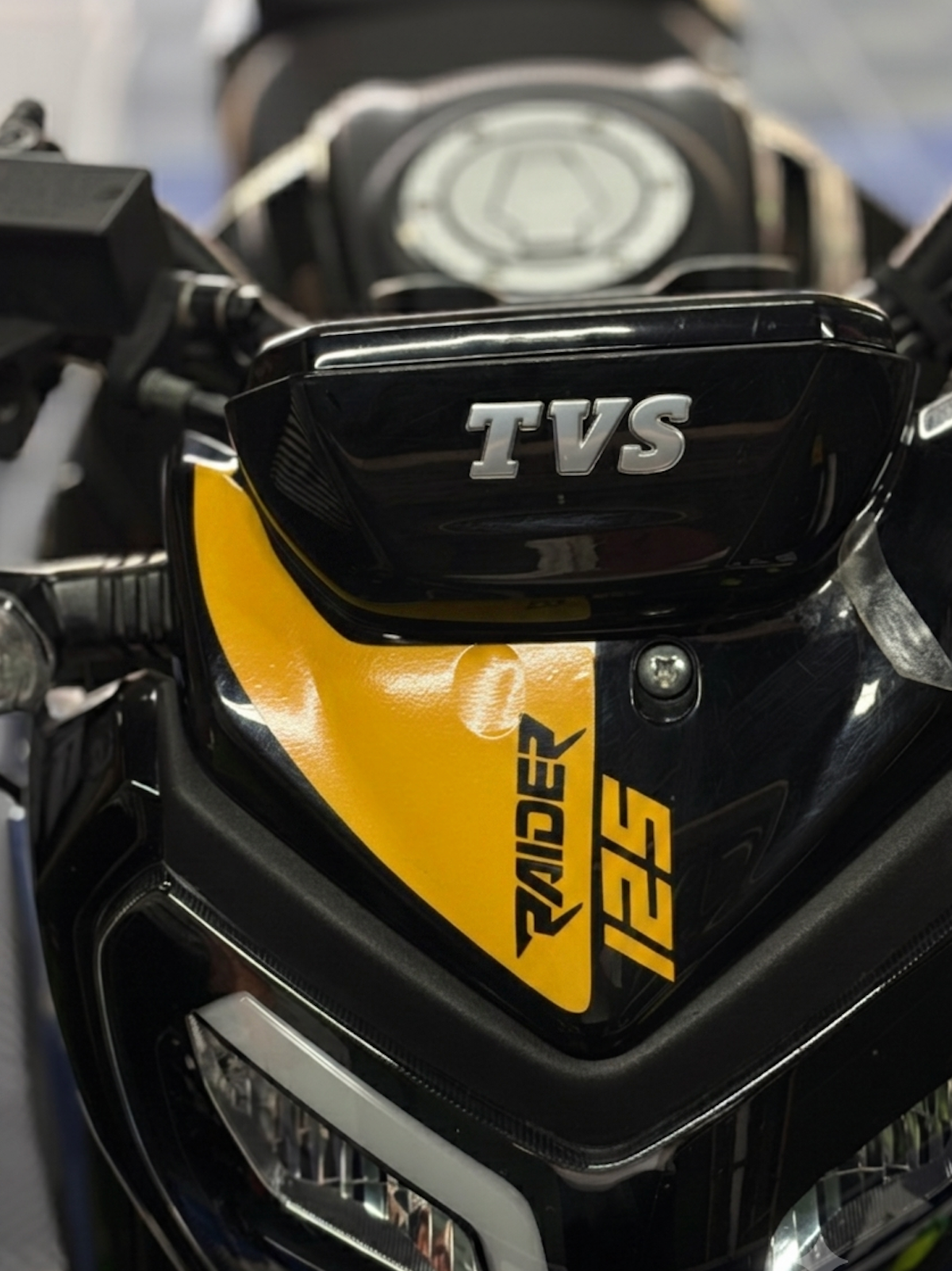 TVS Raider 125 için Sarı Renk Raider 125 Kafa Sticker Etiket (1 Adet)