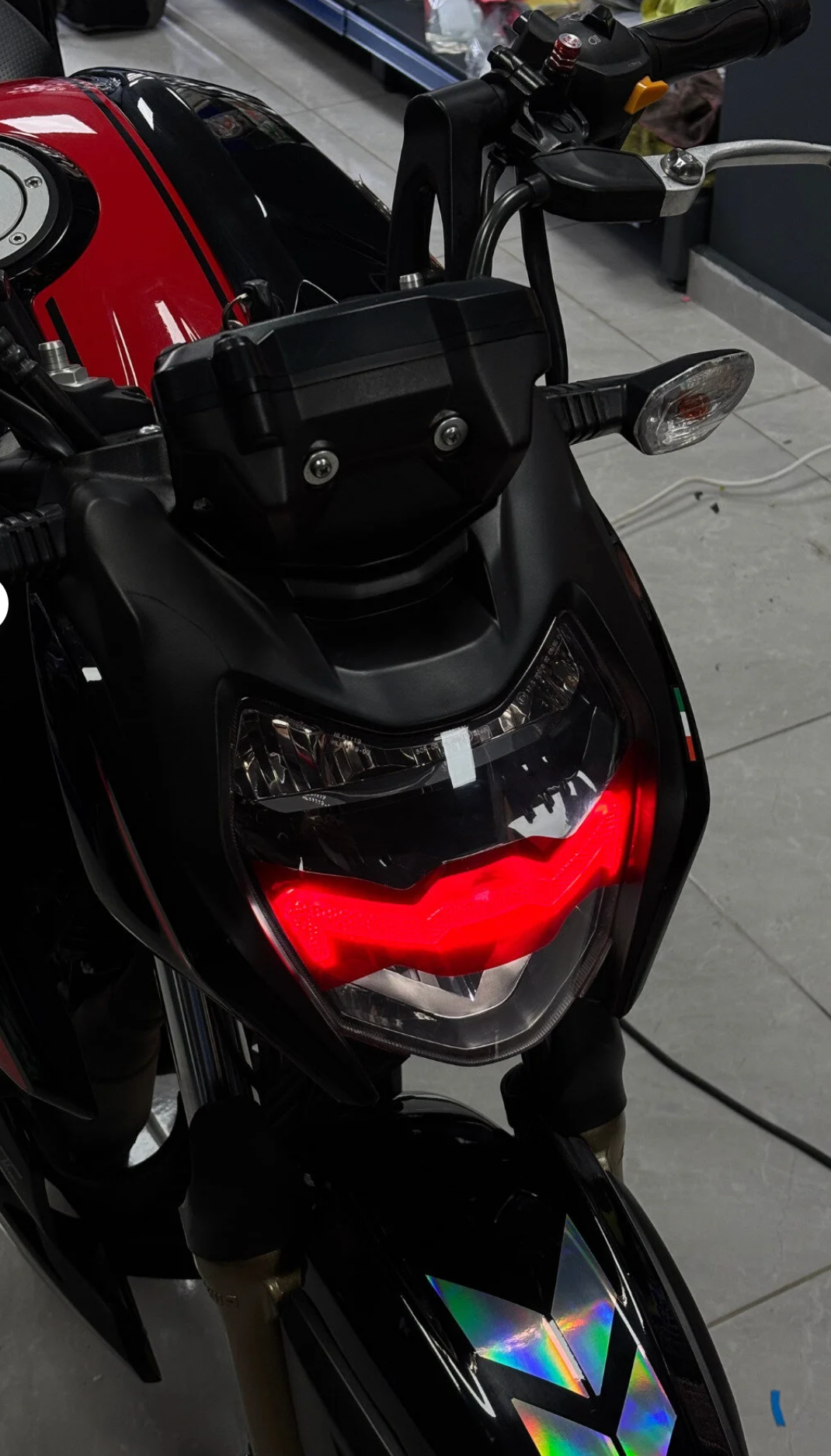 TVS Apache RTR için Kırmızı Renk Far Filmi Sticker (1 Adet)