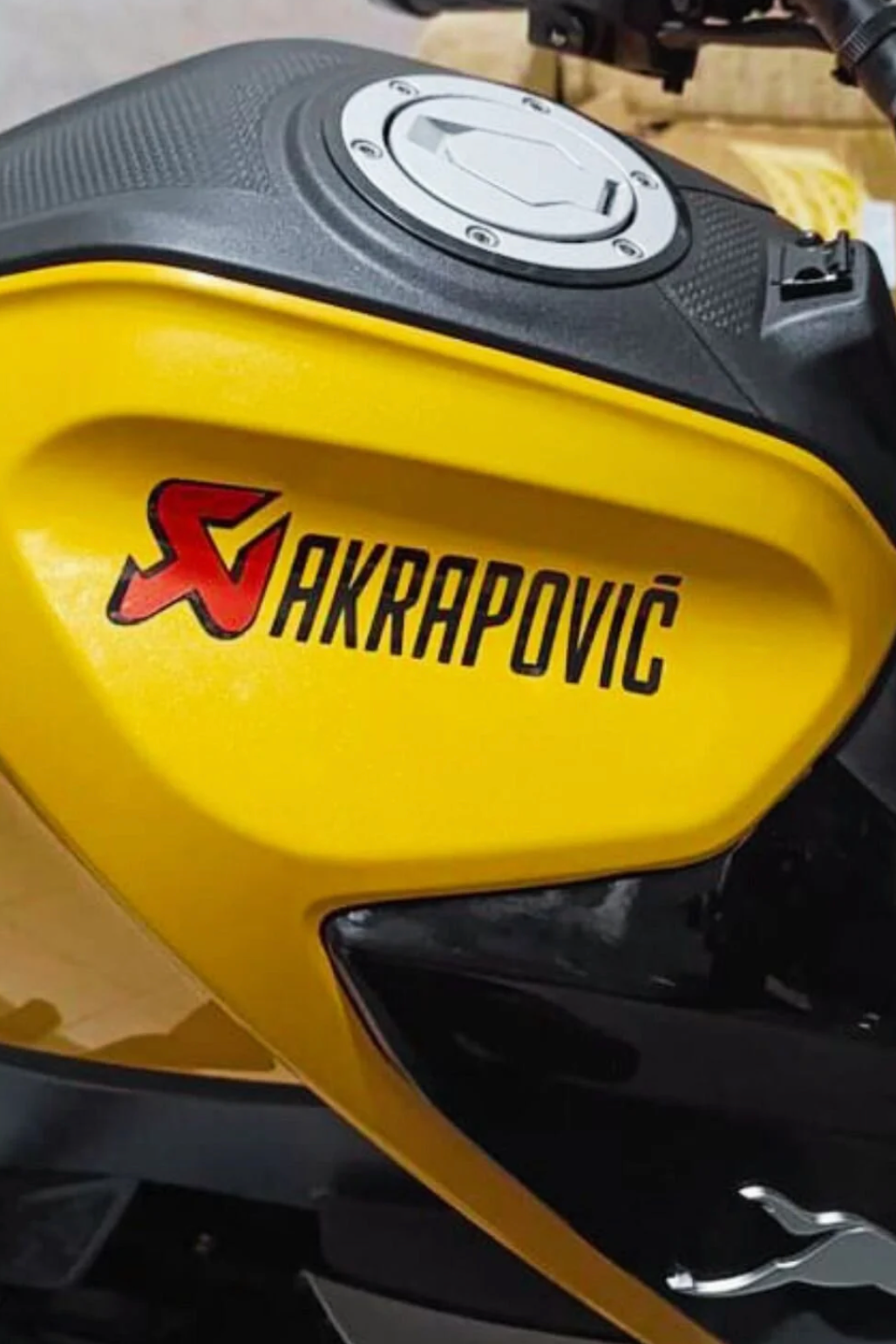 Universal Tüm Motosikletlere Uyumlu Akropovic Logo Sticker Etiket Kırmızı-Siyah