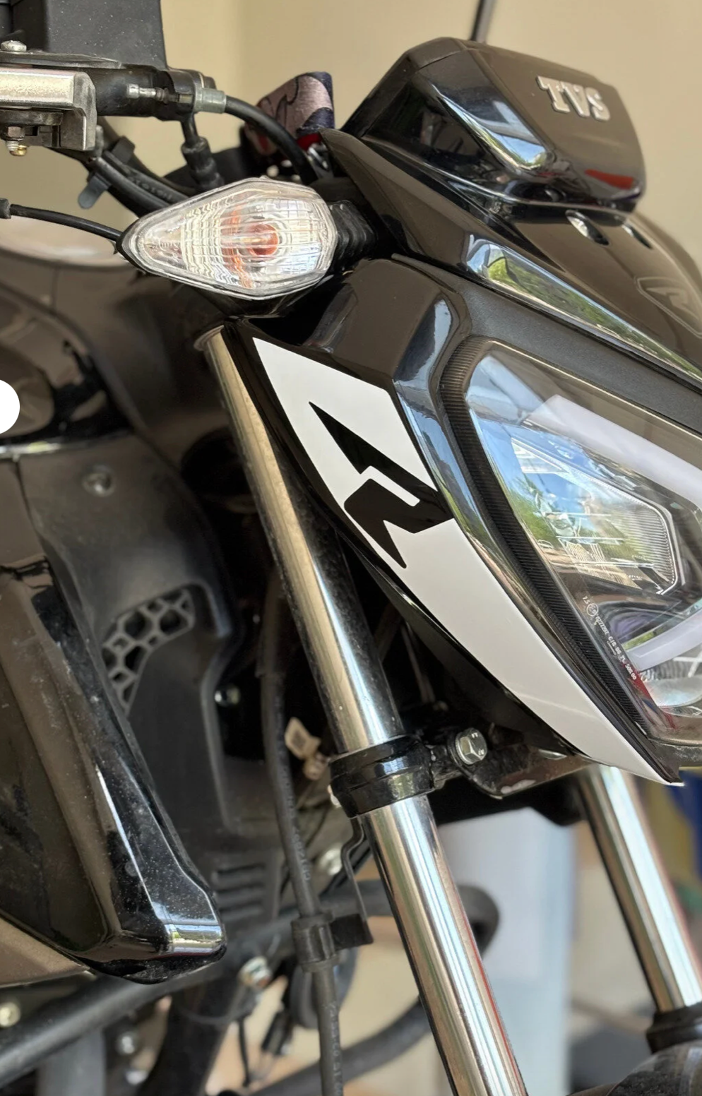TVS Raider 125 için Beyaz Renk R Logolu Far Kaşı Sticker
