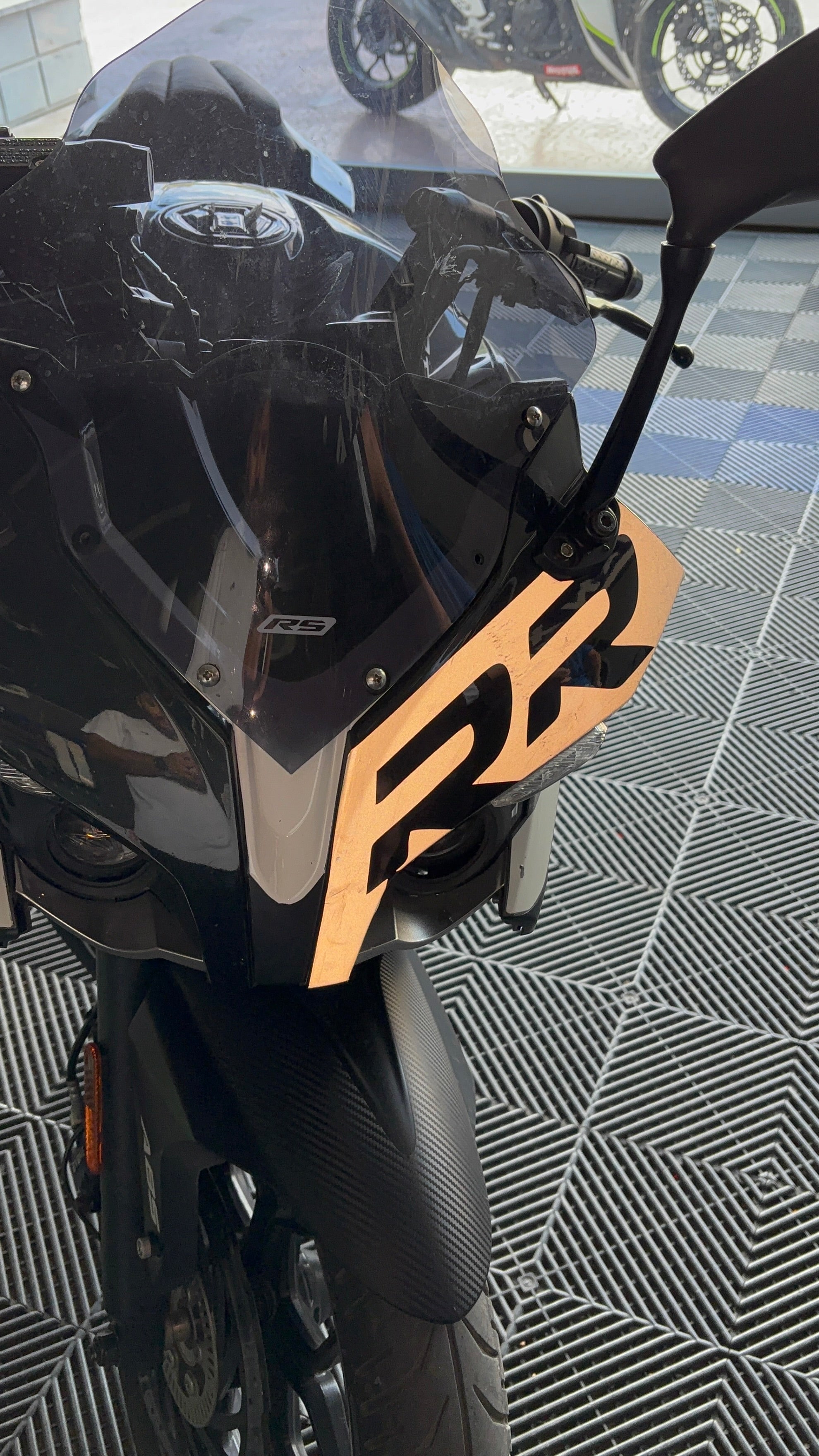 Bajaj Pulsar RS200 için RR Reflektörlü Kafa Detay Sticker (1 Adet)