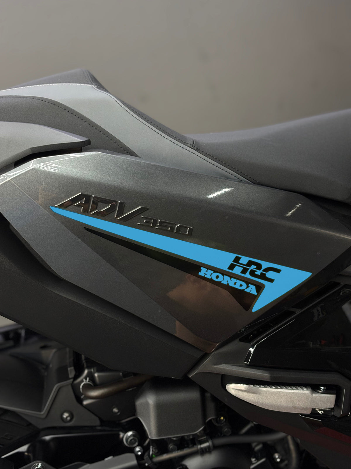 HONDA ADV 350 için Yan Grenaj HRC Detaylı Çift Renk Sticker Seti (Sağ ve Sol )