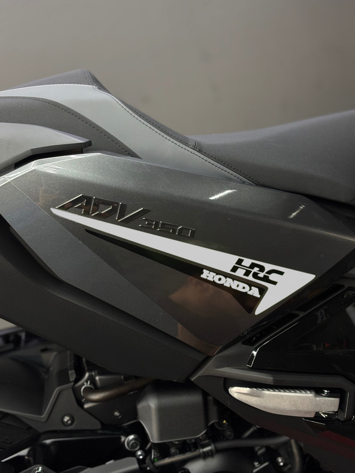 HONDA ADV 350 için Yan Grenaj HRC Detaylı Çift Renk Sticker Seti (Sağ ve Sol )