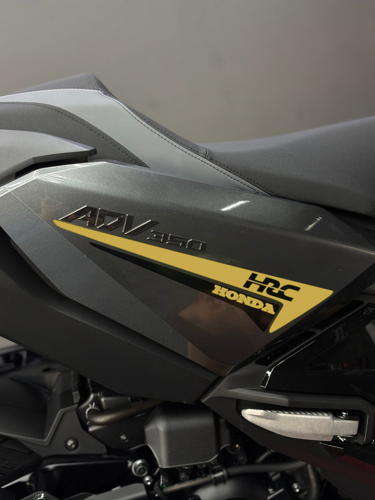HONDA ADV 350 için Yan Grenaj HRC Detaylı Çift Renk Sticker Seti (Sağ ve Sol )
